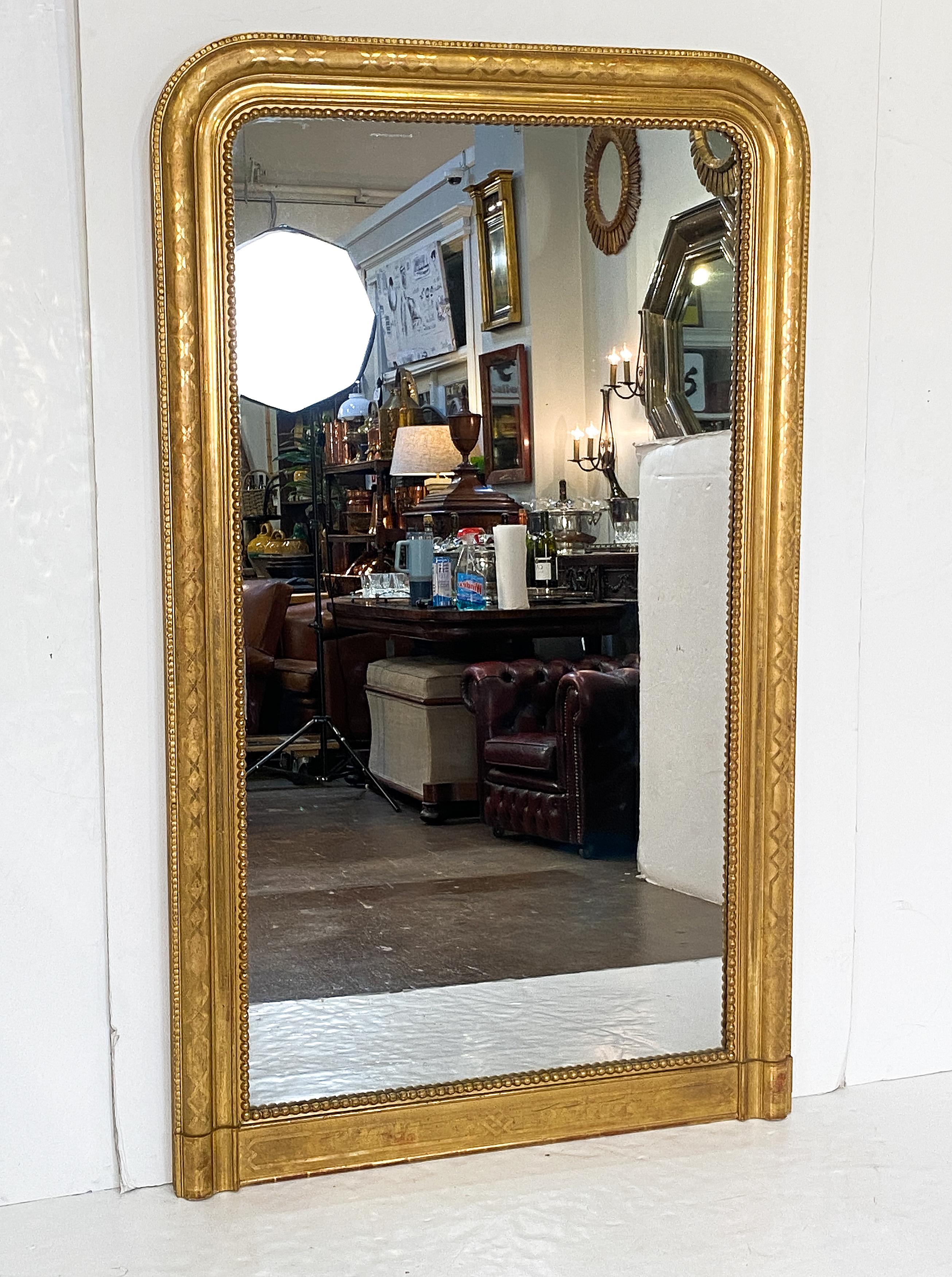Espejo de pared o de pie Louis Philippe con tapa de arco dorada (Alt. 65 5/8 x Anch. 39 1/2) Dorado en venta