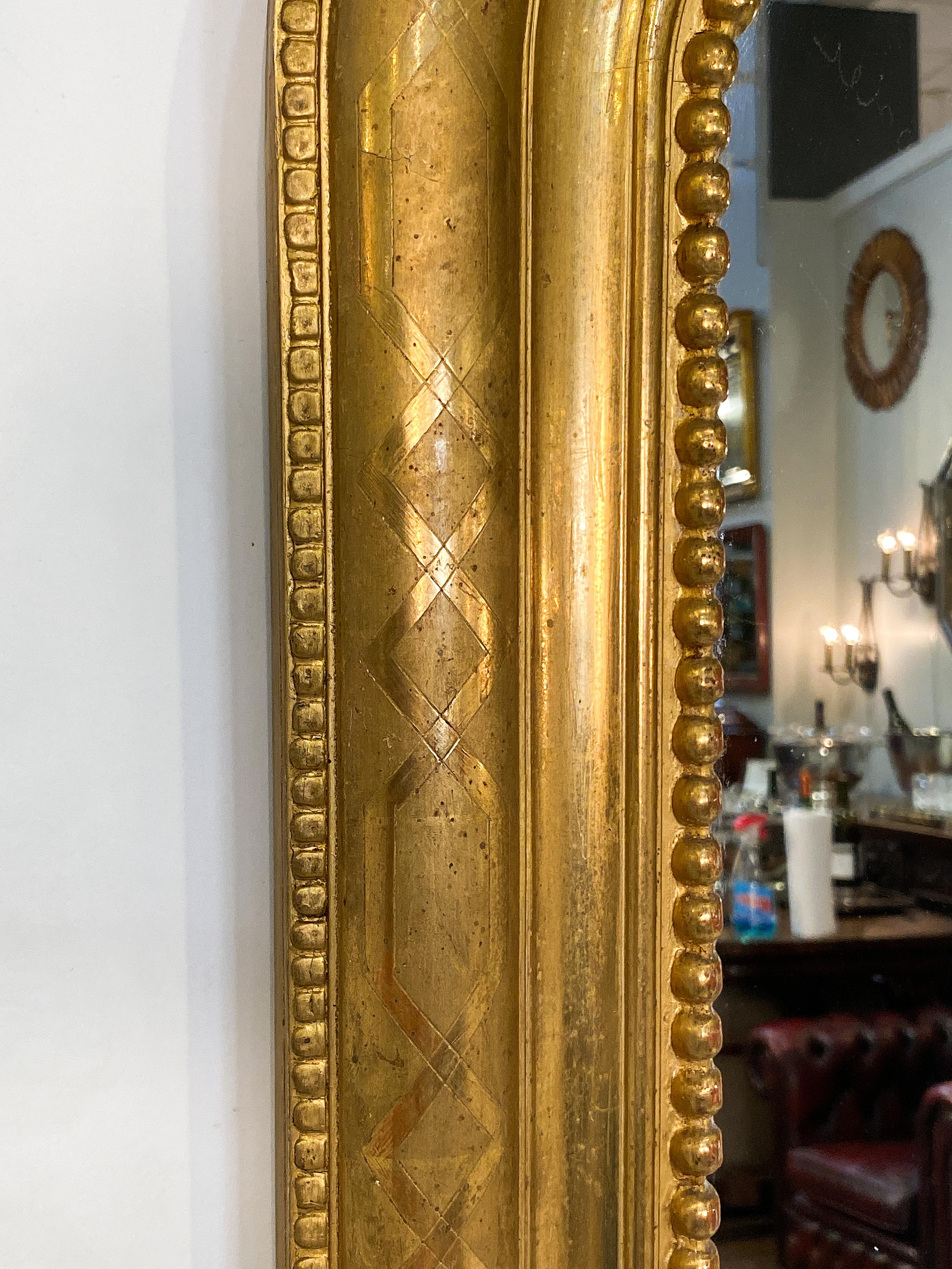 Espejo de pared o de pie Louis Philippe con tapa de arco dorada (Alt. 65 5/8 x Anch. 39 1/2) Gesso en venta