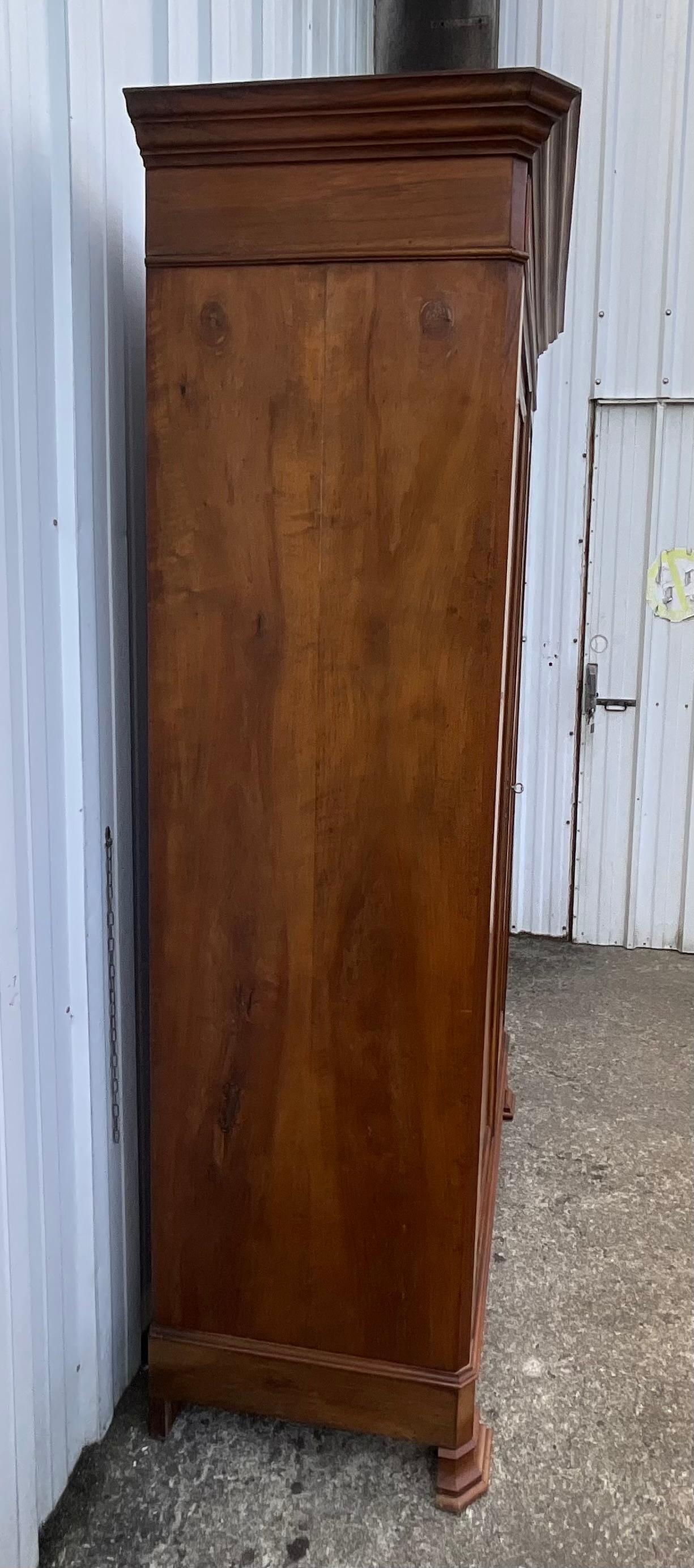 Louis Philippe-Schrank aus massivem Nussbaumholz, spätes 19. Jahrhundert im Angebot 4