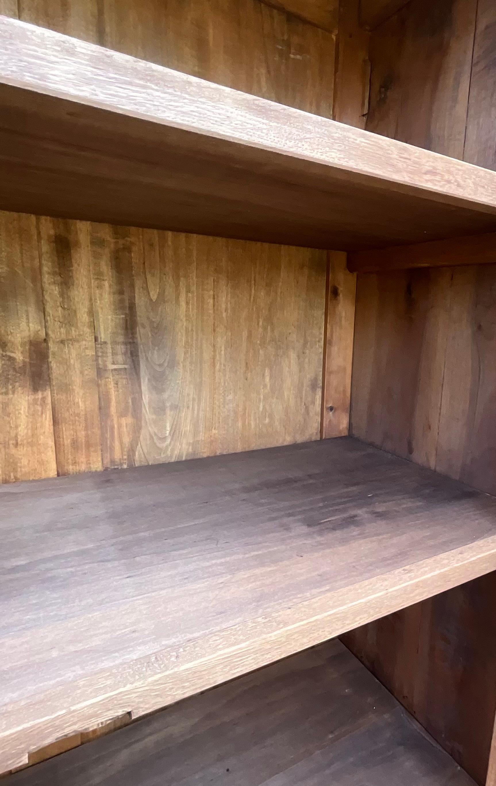 Louis Philippe-Schrank aus massivem Nussbaumholz, spätes 19. Jahrhundert im Angebot 5