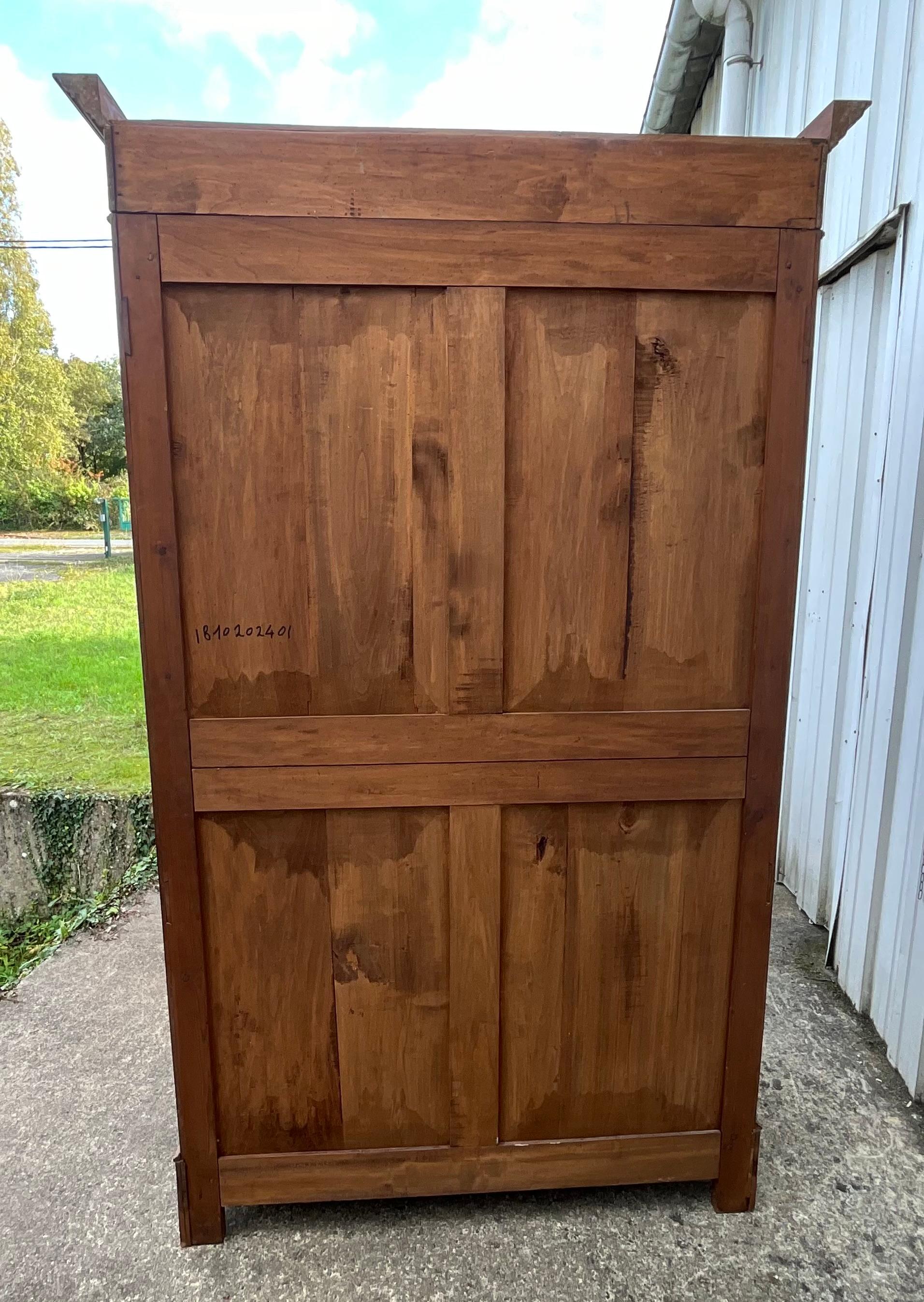 Louis Philippe-Schrank aus massivem Nussbaumholz, spätes 19. Jahrhundert im Angebot 6