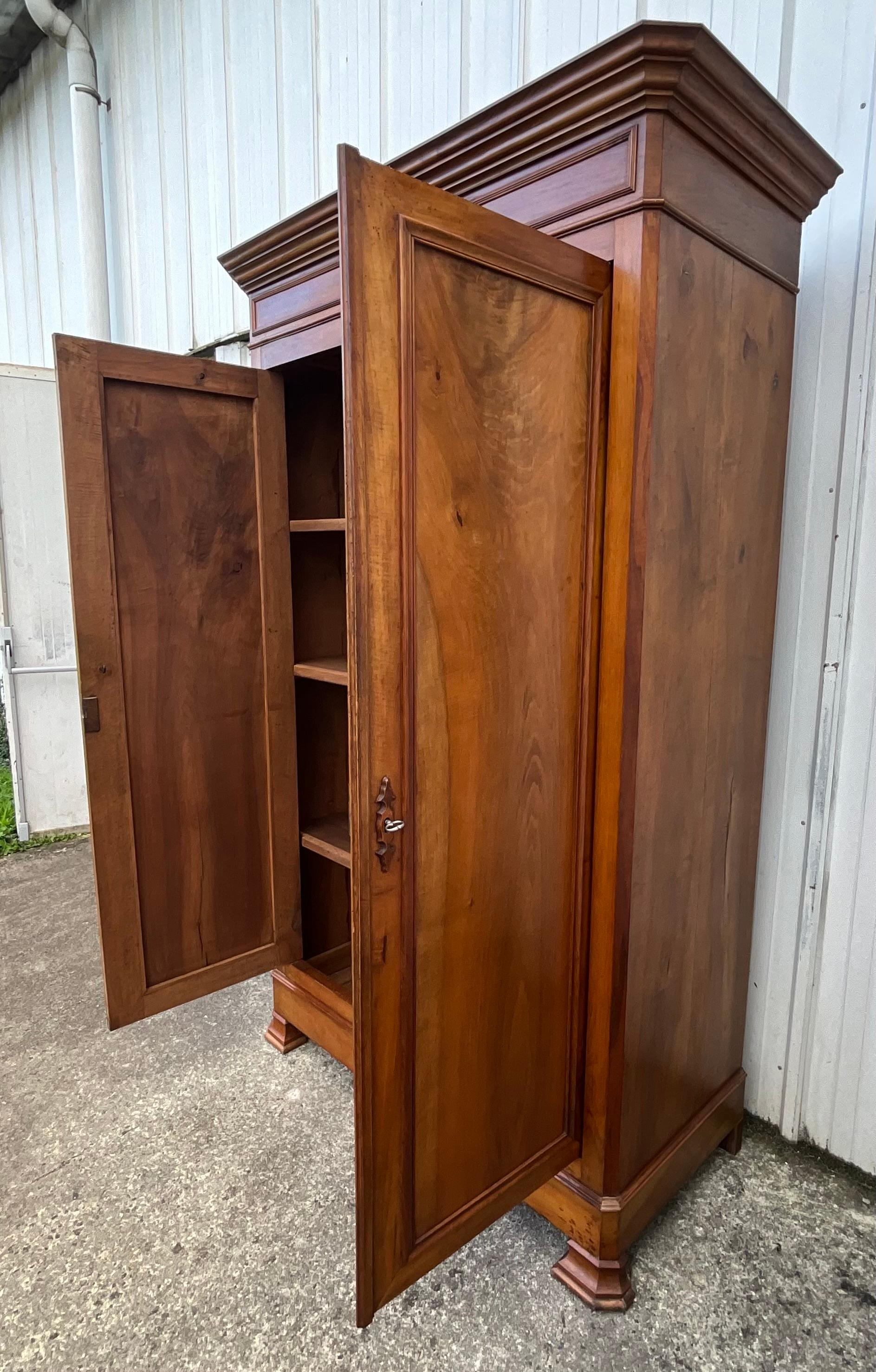Louis Philippe-Schrank aus massivem Nussbaumholz, spätes 19. Jahrhundert im Angebot 7