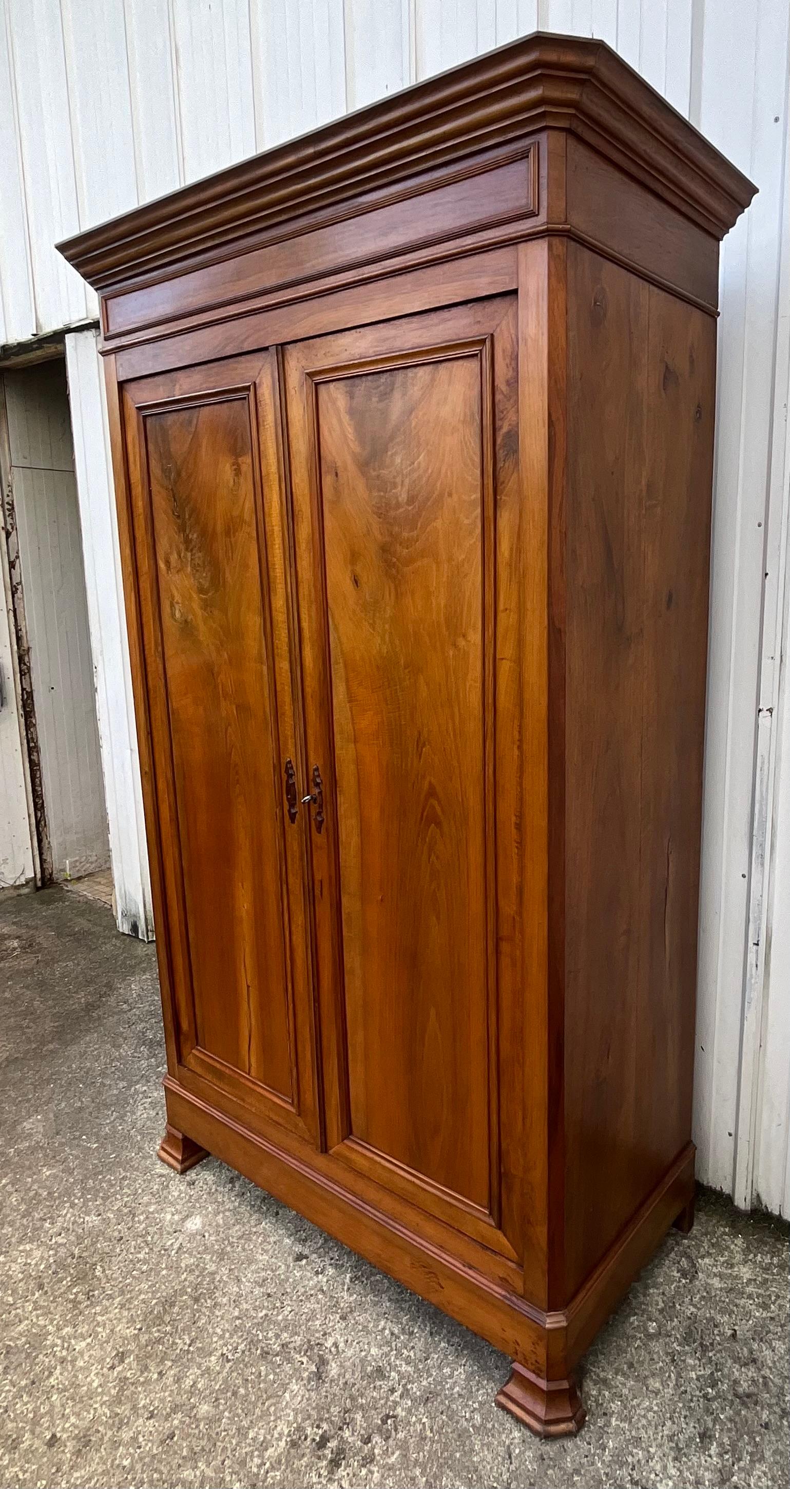 Louis Philippe-Schrank aus massivem Nussbaumholz, spätes 19. Jahrhundert im Angebot 9