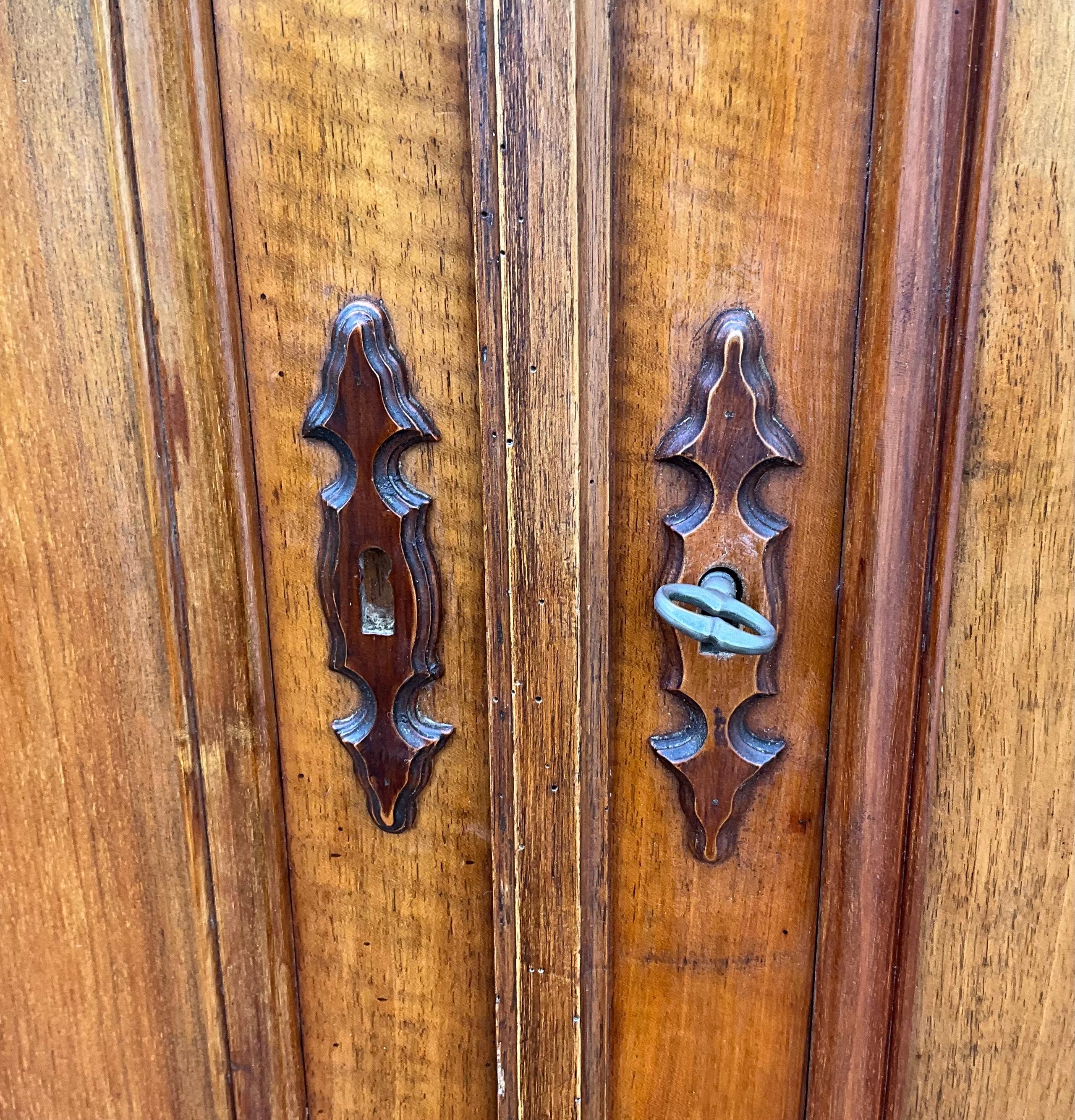 Kabinett Louis Philippe aus massivem Nussbaum, Ende 19.
 
 Dieser sehr elegante französische Schrank lässt sich durch zwei Türen öffnen. Sie zeigt drei feste Einlegeböden. Ihre Oberfläche ist glatt. Es ist möglich, Geschirr oder Wäsche