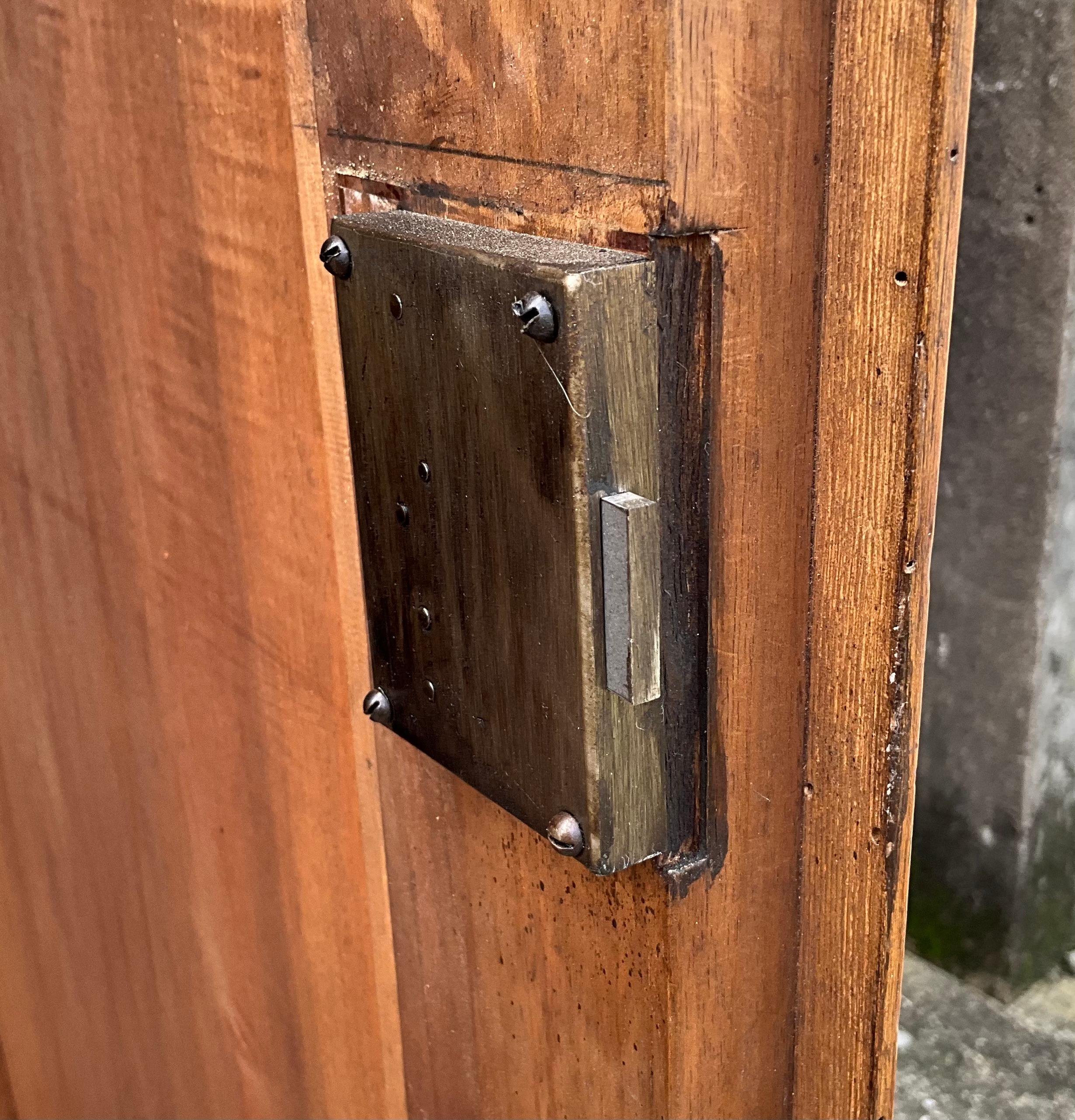 Louis Philippe-Schrank aus massivem Nussbaumholz, spätes 19. Jahrhundert (Französisch) im Angebot