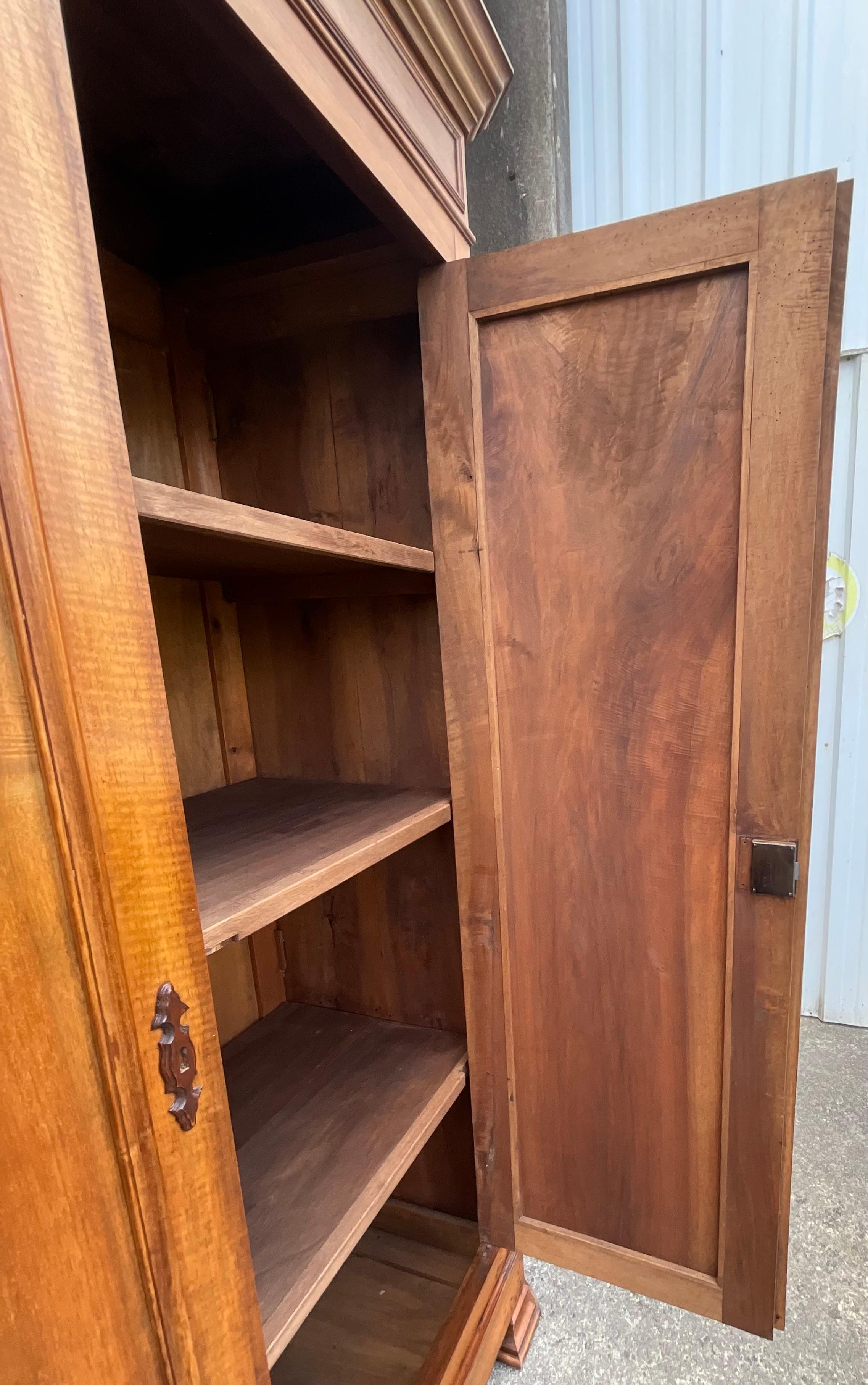 Louis Philippe-Schrank aus massivem Nussbaumholz, spätes 19. Jahrhundert im Zustand „Gut“ im Angebot in SAINT-CLÉMENT-DE-LA-PLACE, FR