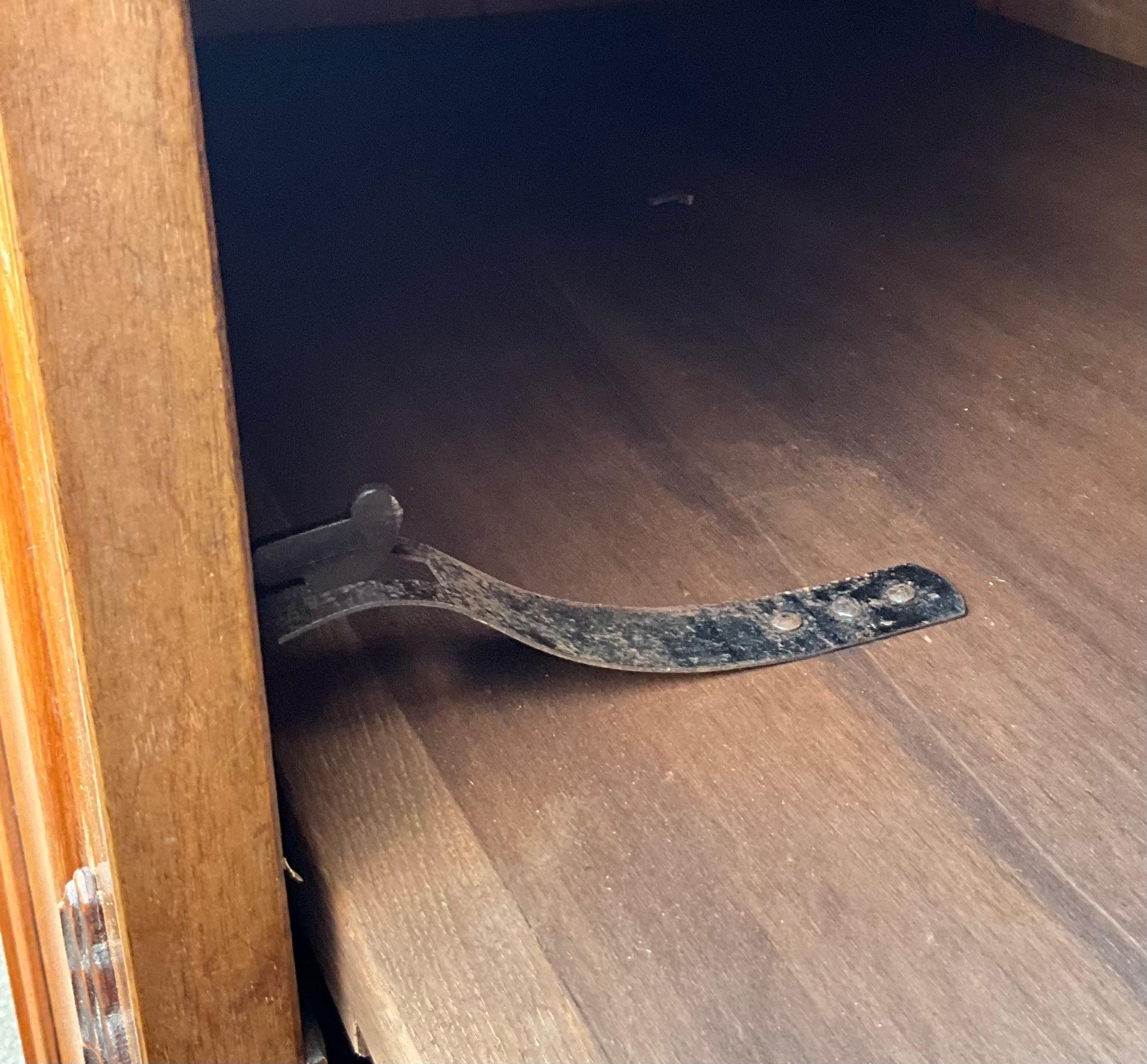Louis Philippe-Schrank aus massivem Nussbaumholz, spätes 19. Jahrhundert (Spätes 19. Jahrhundert) im Angebot
