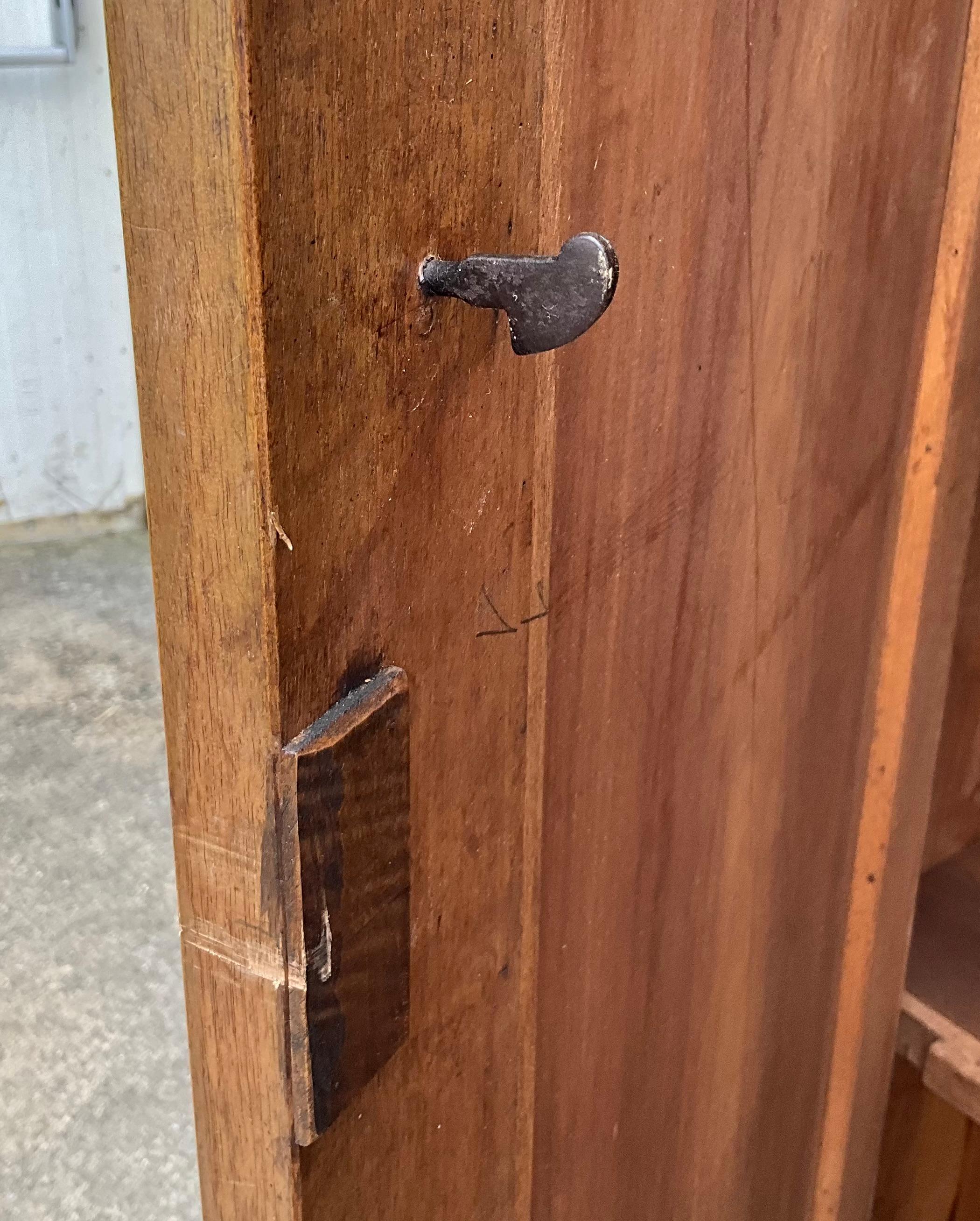 Louis Philippe-Schrank aus massivem Nussbaumholz, spätes 19. Jahrhundert (Walnuss) im Angebot