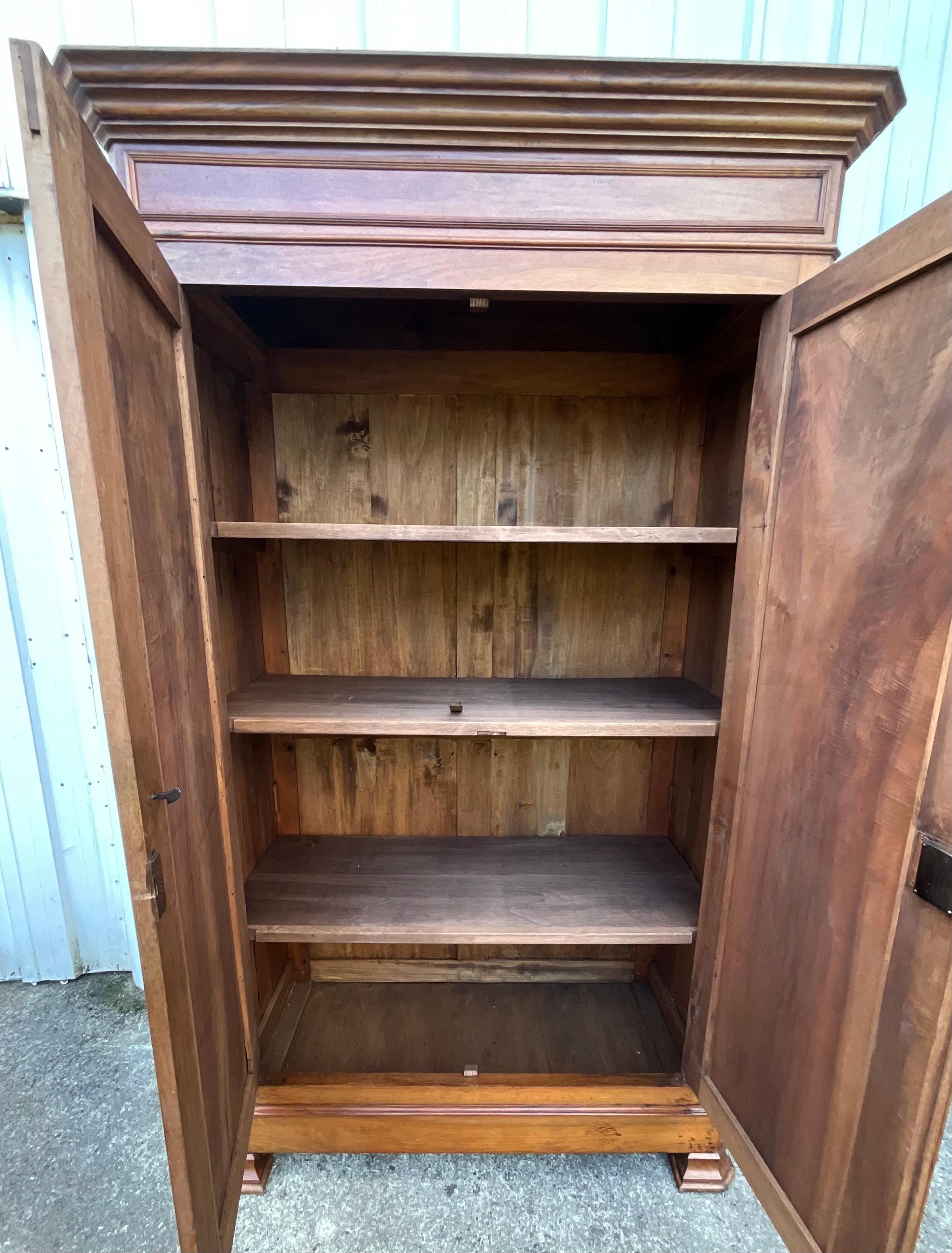 Louis Philippe-Schrank aus massivem Nussbaumholz, spätes 19. Jahrhundert im Angebot 1