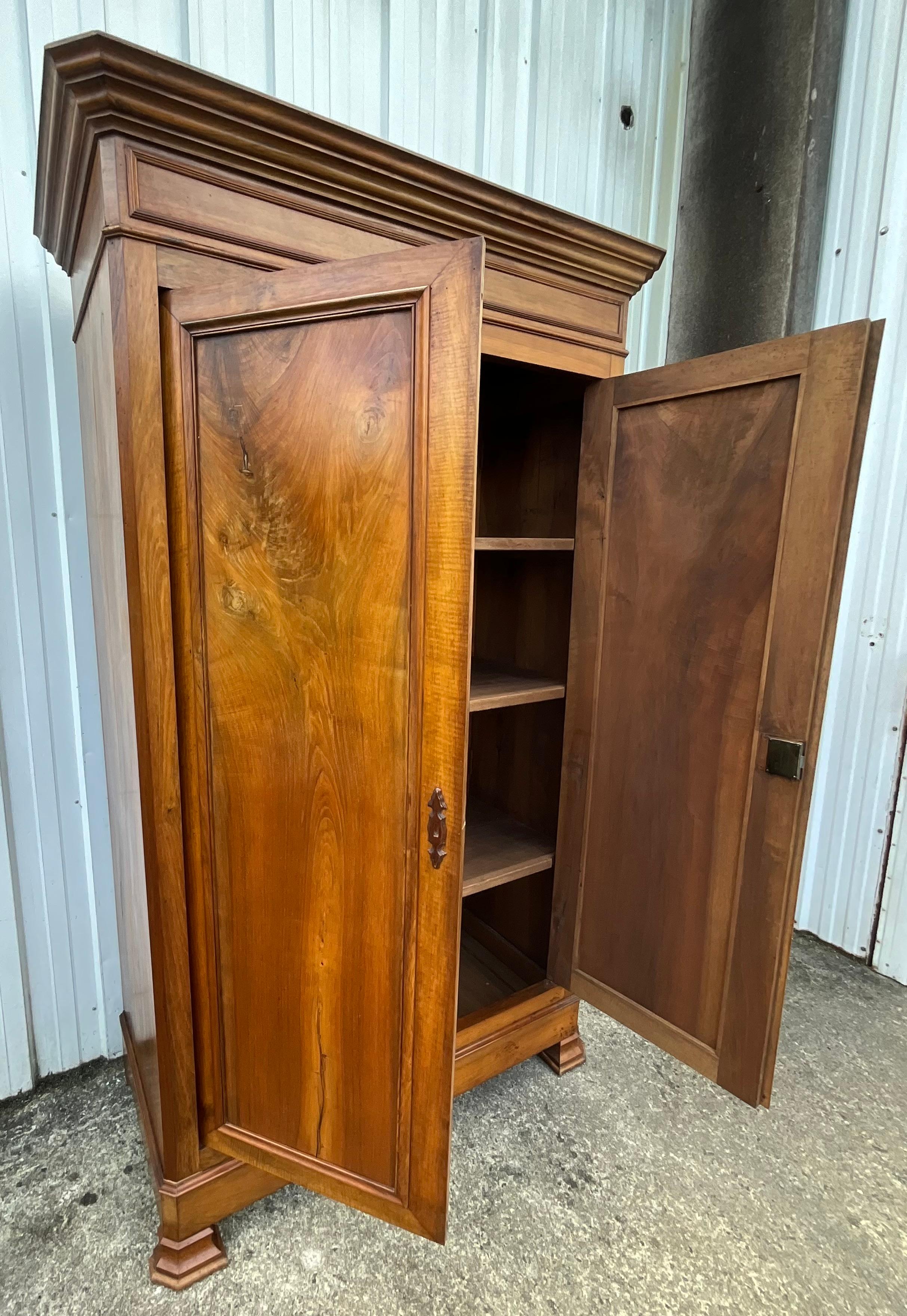 Louis Philippe-Schrank aus massivem Nussbaumholz, spätes 19. Jahrhundert im Angebot 2