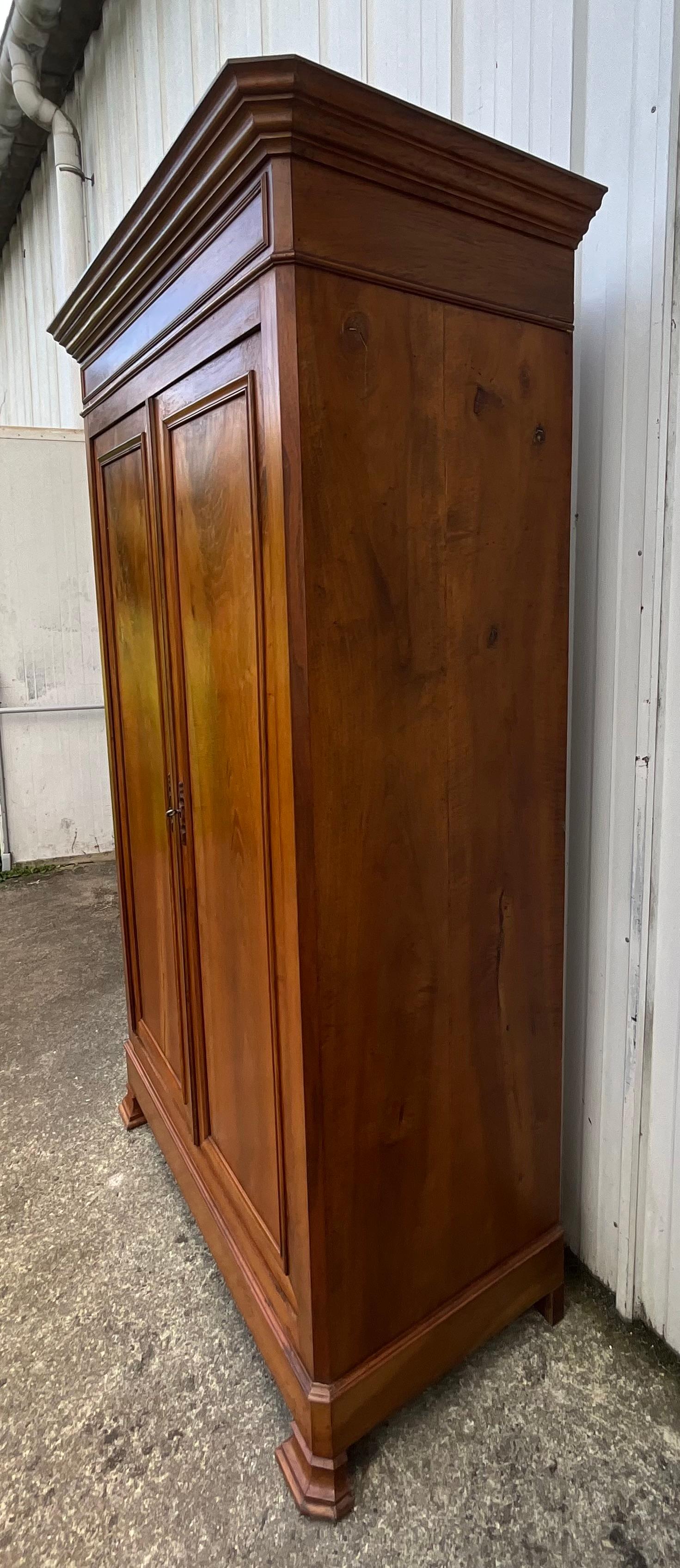 Louis Philippe-Schrank aus massivem Nussbaumholz, spätes 19. Jahrhundert im Angebot 3