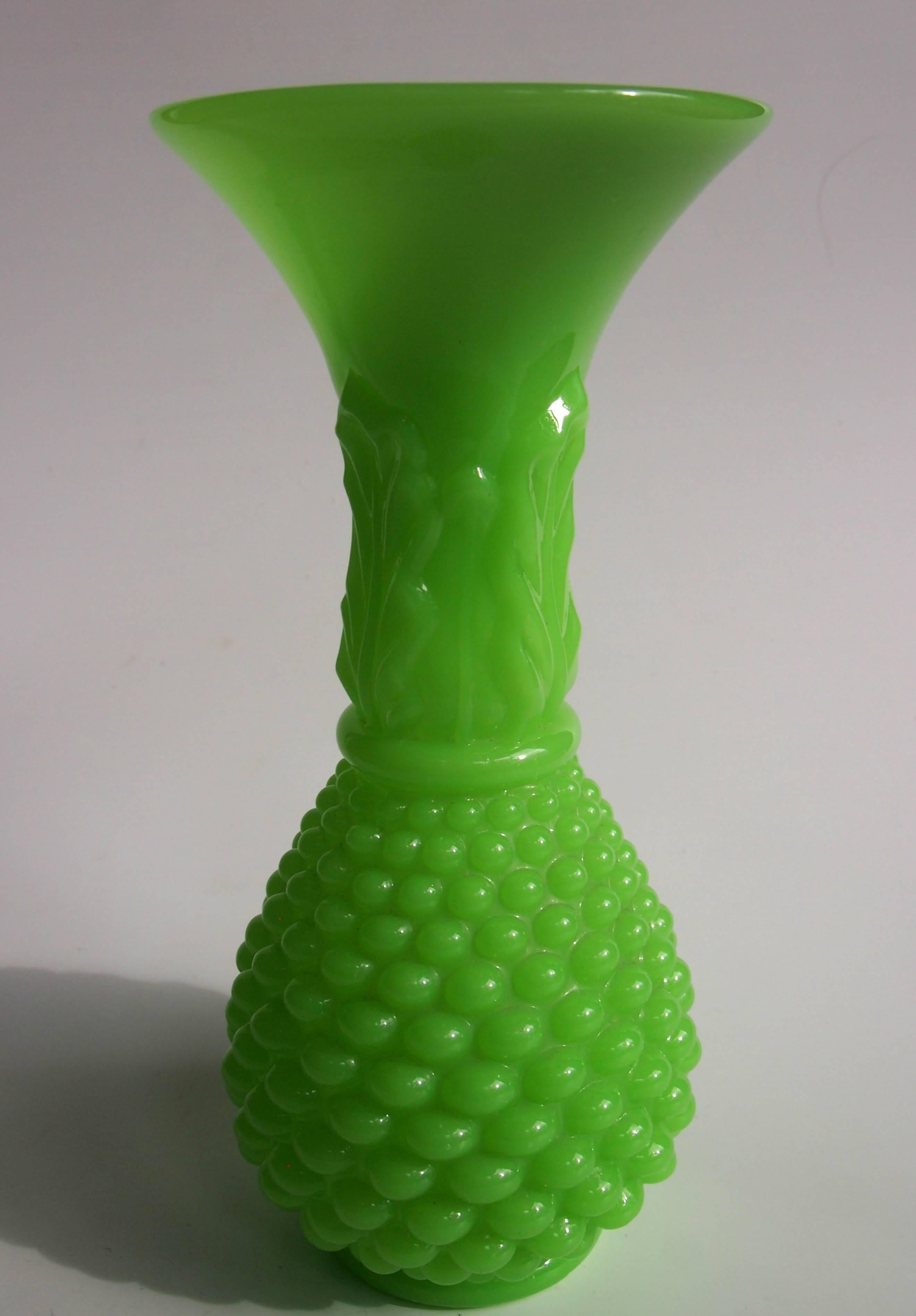 French Louis Philippe Baccarat Bright Green Crystal Glass Pineapple Vase 19thc In Good Condition For Sale In London, GB