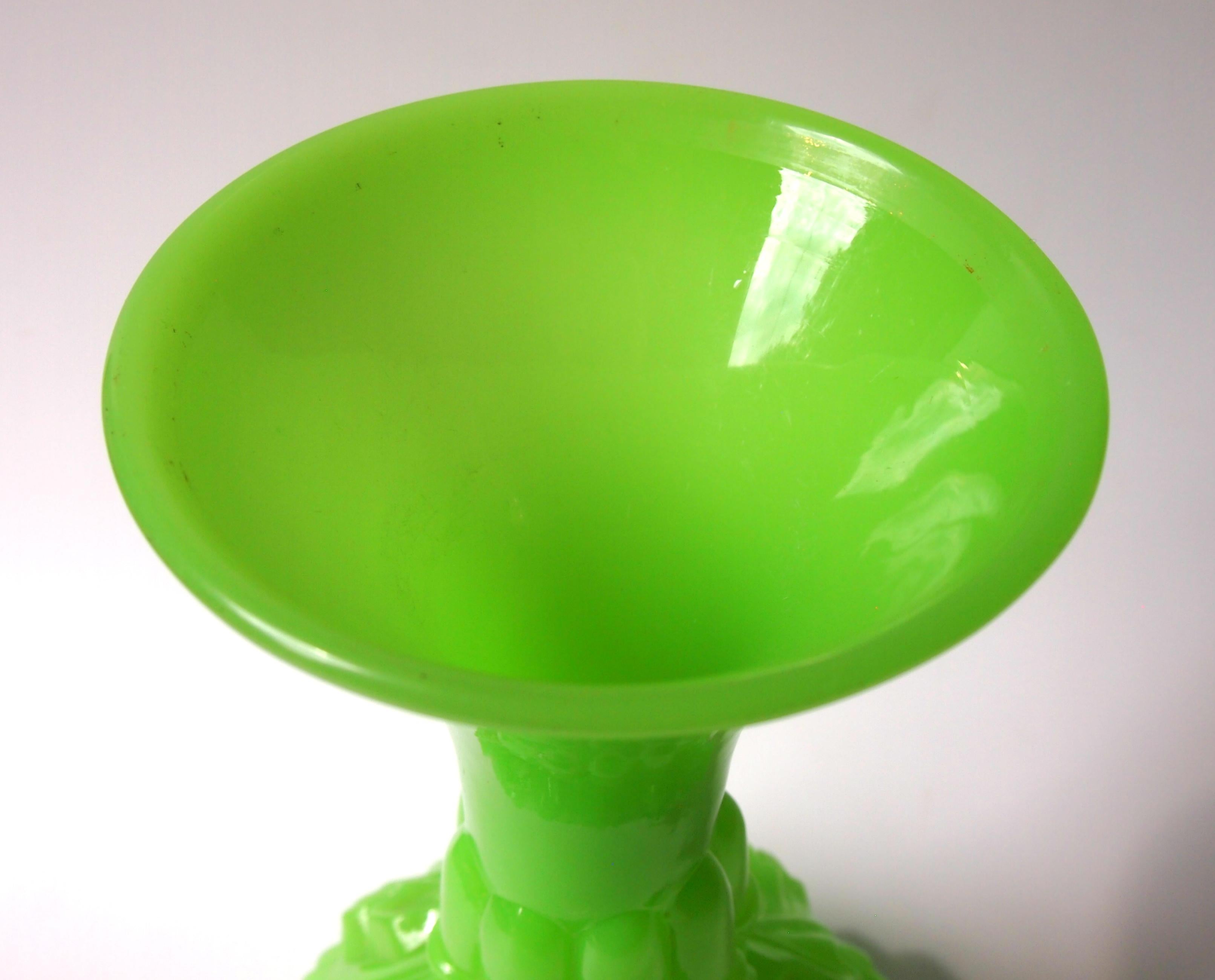 French 'Louis Philippe' Period Baccarat Bright Green Crystal Glass Vase In Good Condition For Sale In London, GB