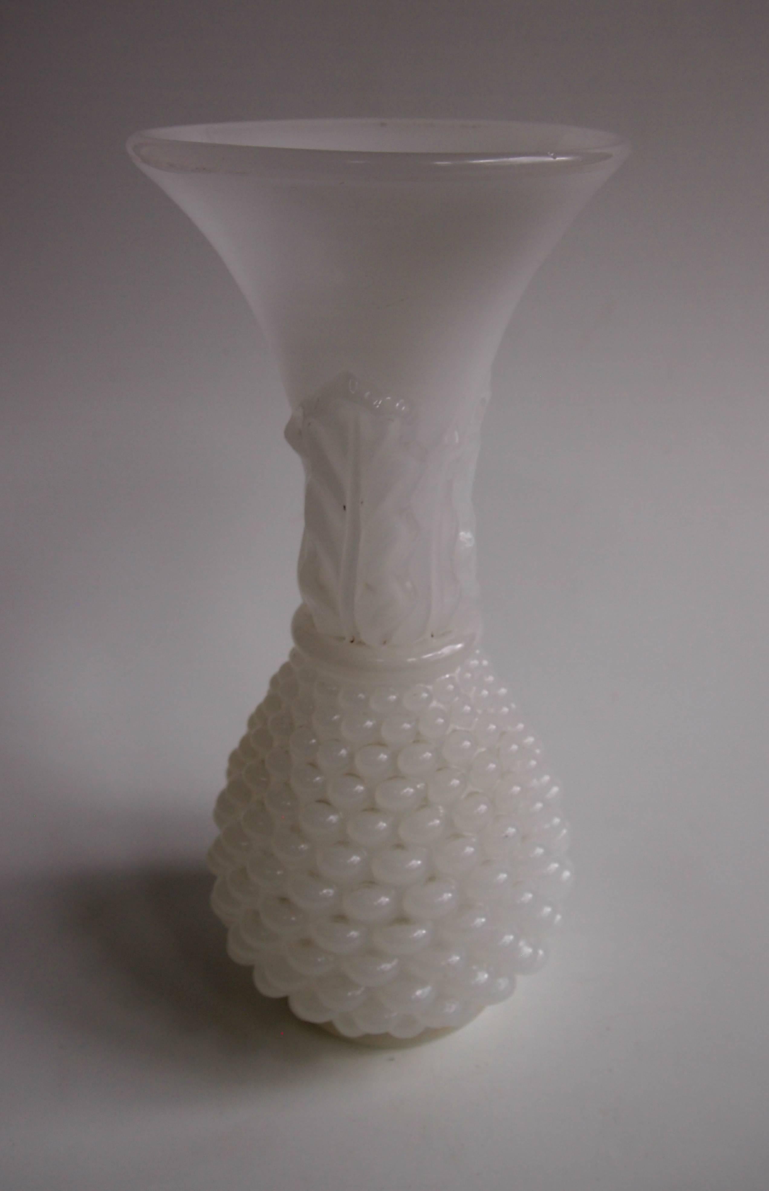 French Louis Philippe Baccarat White Glass Pineapple Vase In Good Condition For Sale In London, GB