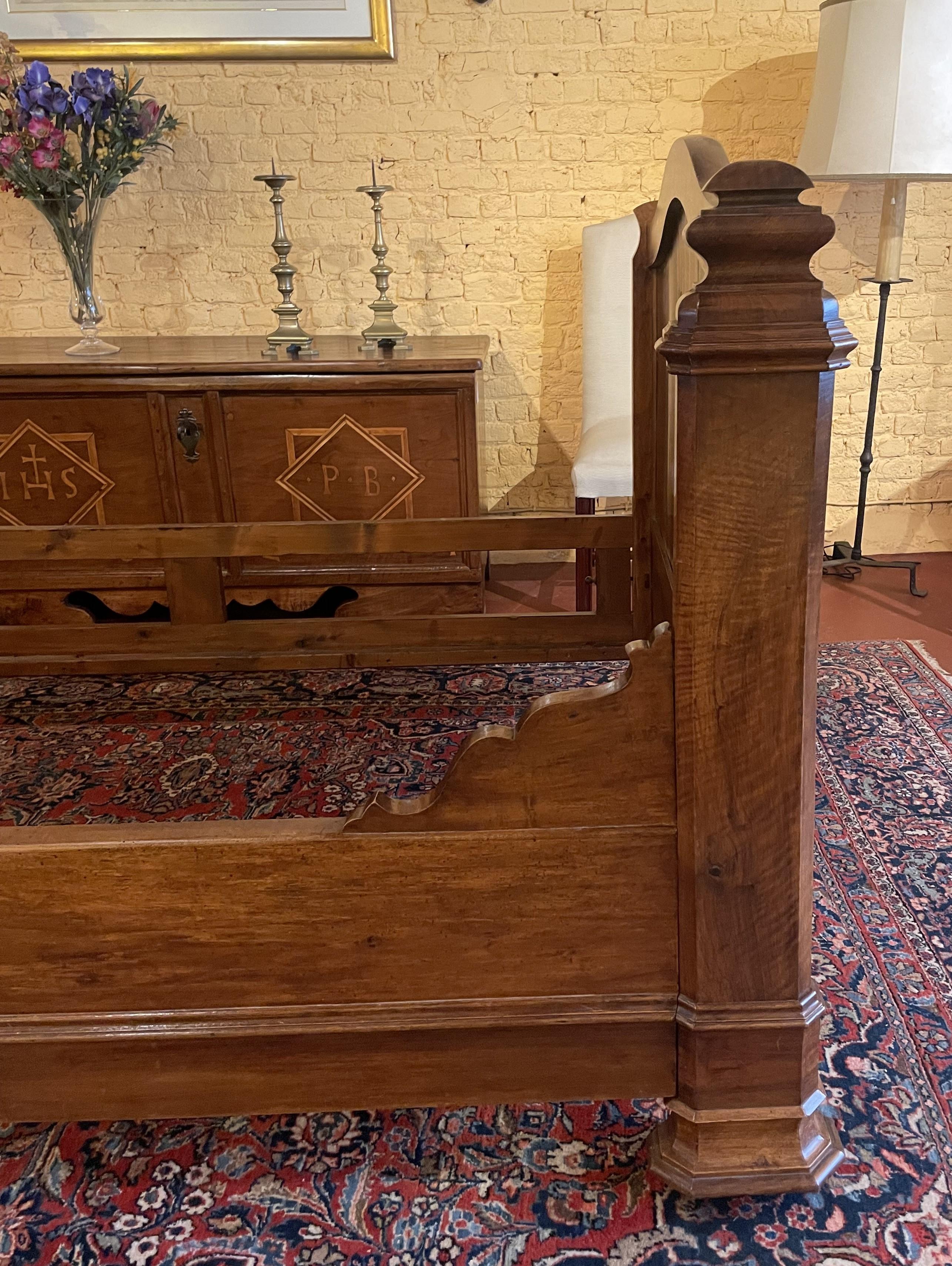 lovely Louis Philippe period walnut bed from the 19th century

Very elegant bed with a beautiful patina and beautiful molding work on its two uprights
. It sits on casters, which allows it to move easily. The casters are positioned so that the bed