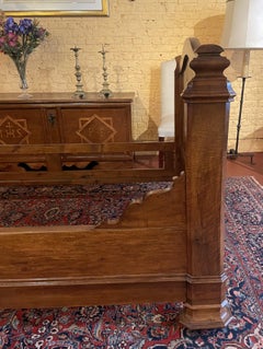Cama Louis Philippe de nogal del siglo XIX