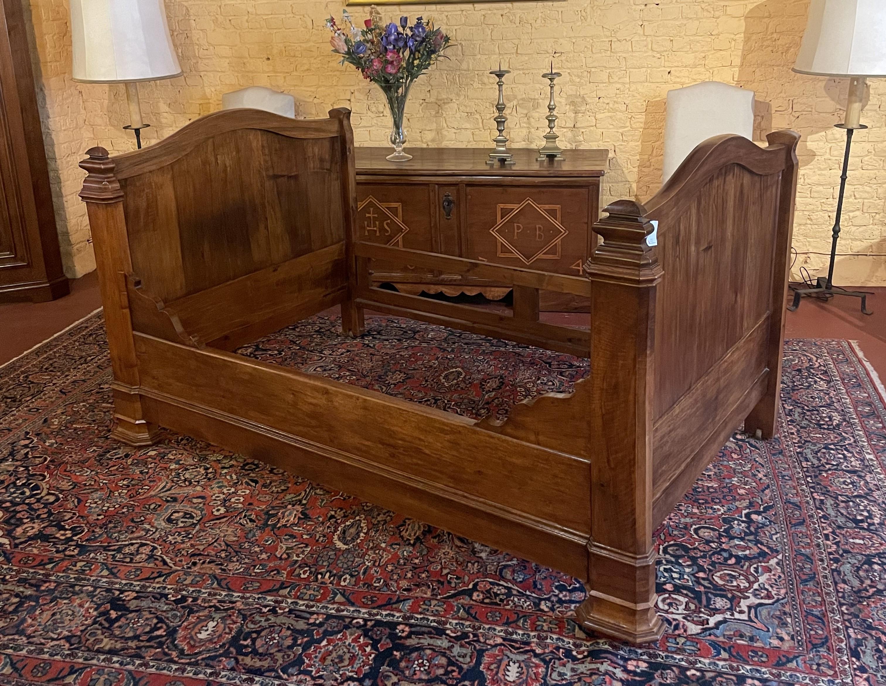 Louis Philippe-Bett aus Nussbaumholz aus dem 19. Jahrhundert (Walnuss) im Angebot