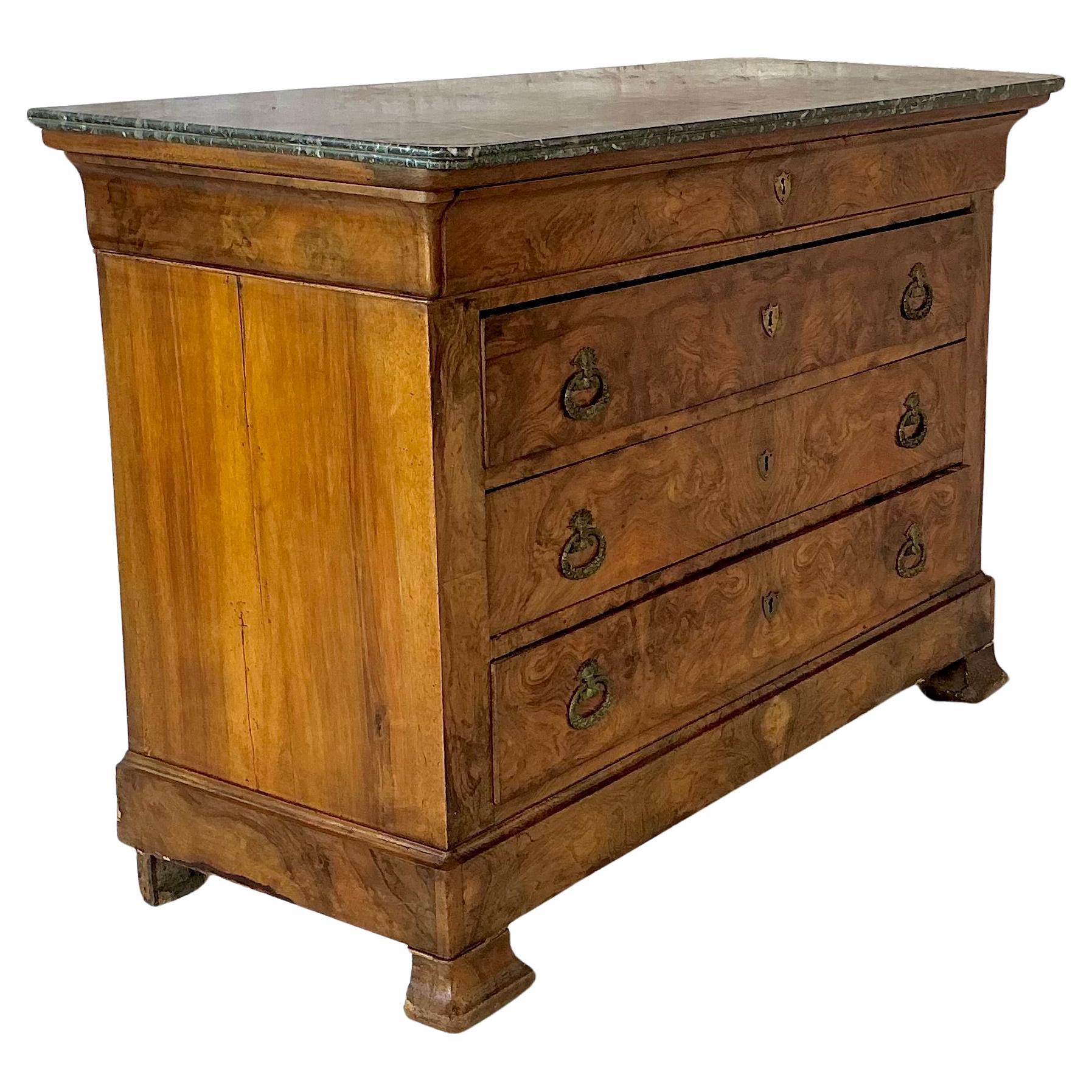 Questa cassettiera in Wood Wood di Louis Philippe è caratterizzata da impiallacciature in legno riccamente scolpite e da un sostanzioso piano in marmo scuro. Il petto presenta una silhouette classica e sobria, esaltata dal movimento espressivo delle