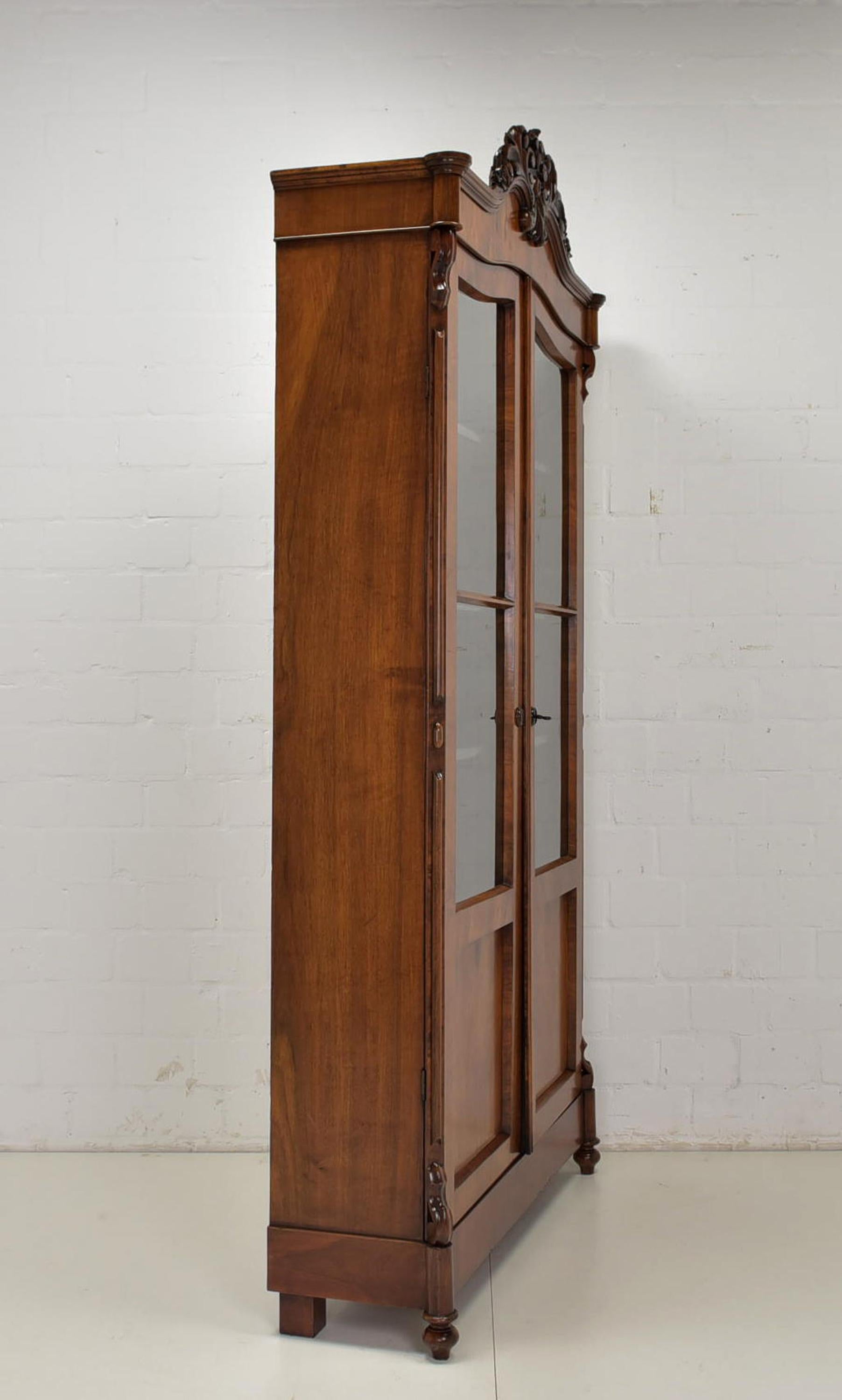 Louis Philippe Bookcase Display Cabinet in Walnut, 1870 For Sale 7