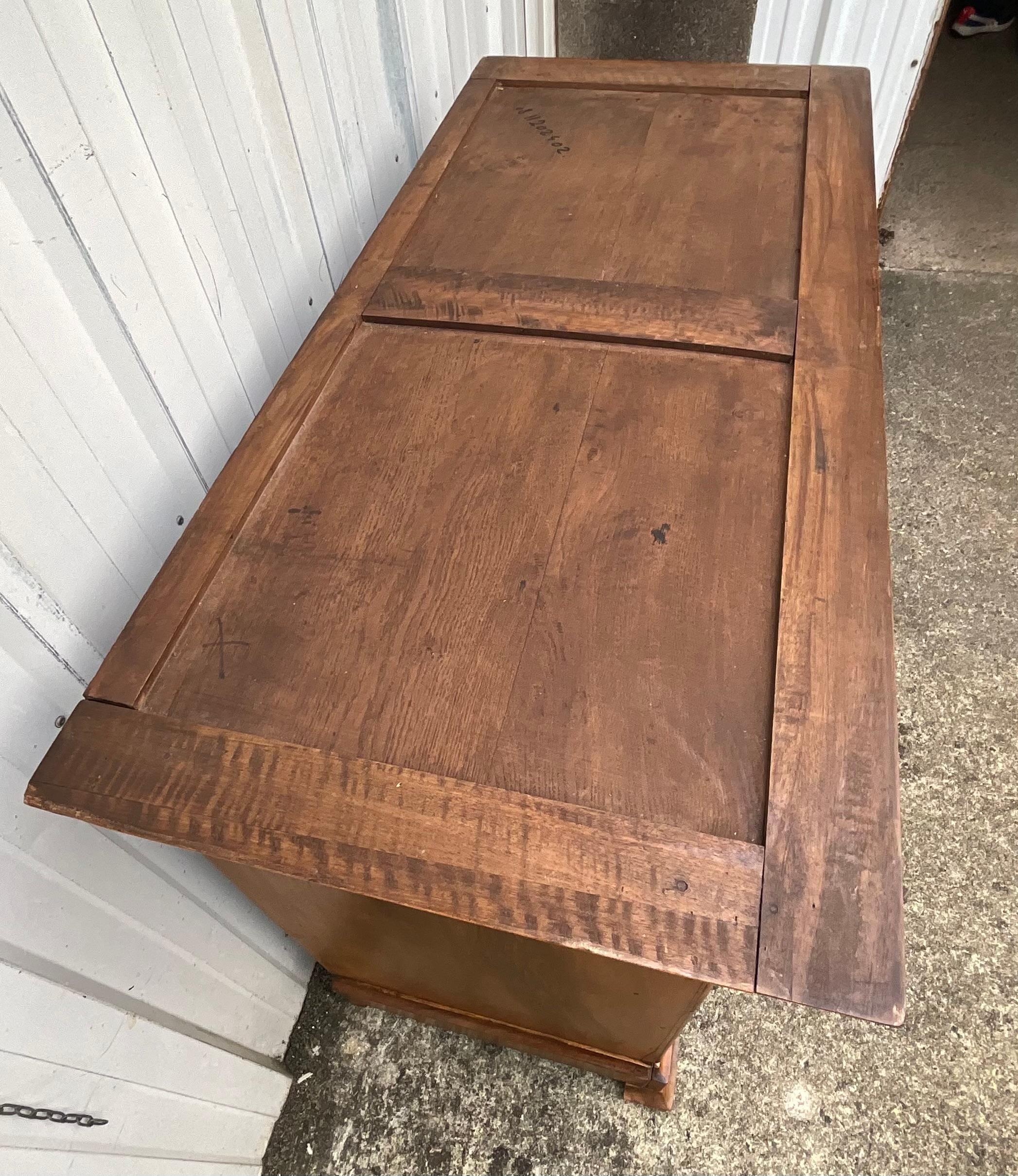 Cassettiera in radica di noce Louis Philippe - Metà del XIX secolo
 
 Questa superba cassettiera d'epoca Louis Philippe incarna perfettamente la sobria eleganza e la raffinatezza del XIX secolo. Realizzato in radica di noce, affascina con i suoi