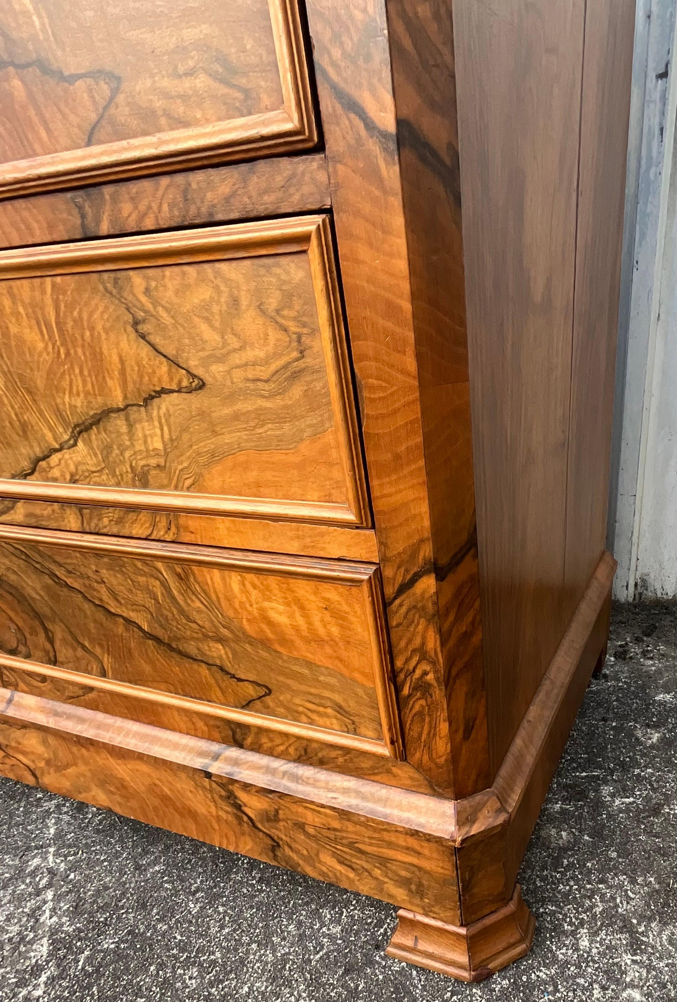 Commode in radica di noce Louis Philippe Fine 19° secolo in vendita 3