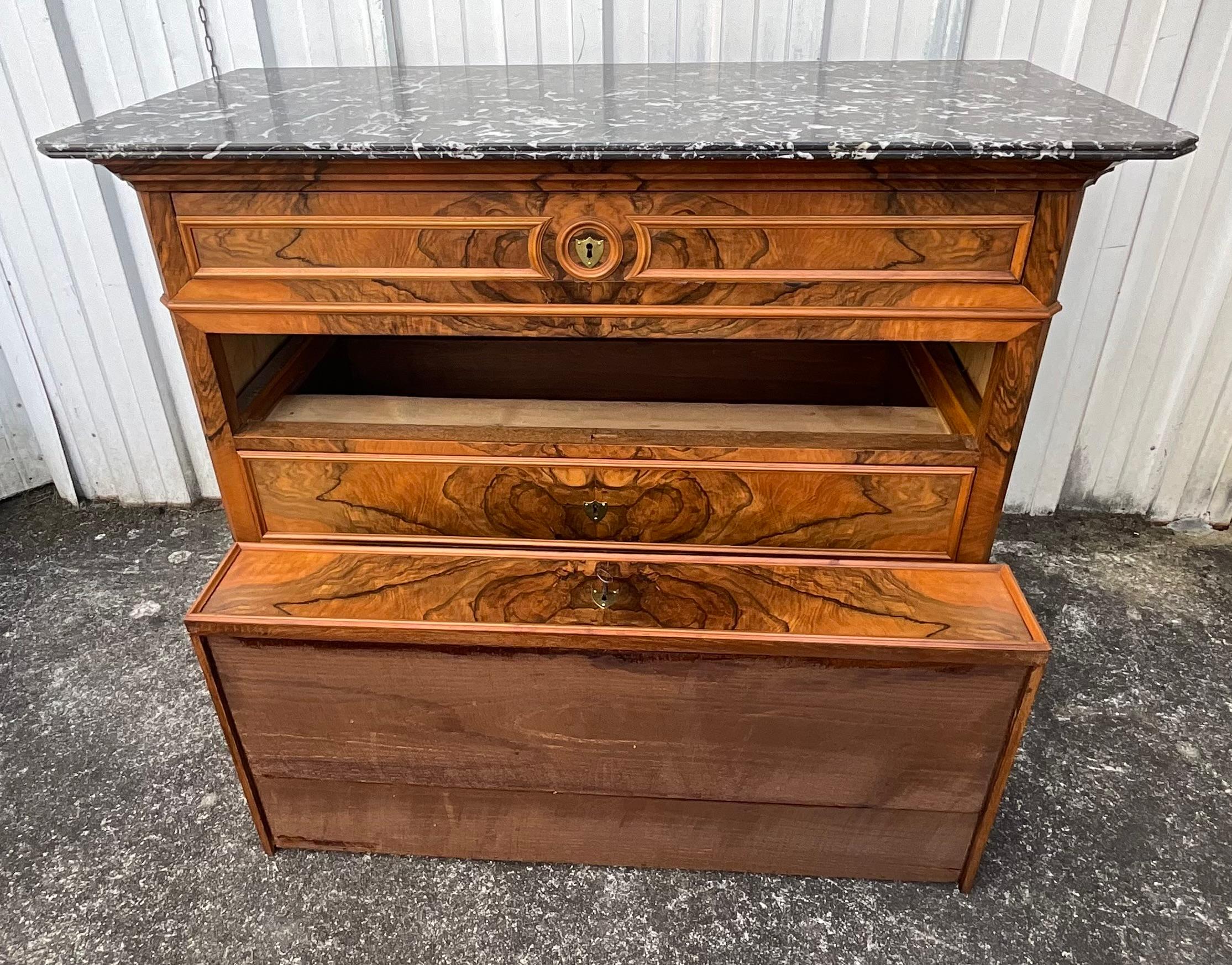Commode in radica di noce Louis Philippe Fine 19° secolo in vendita 5