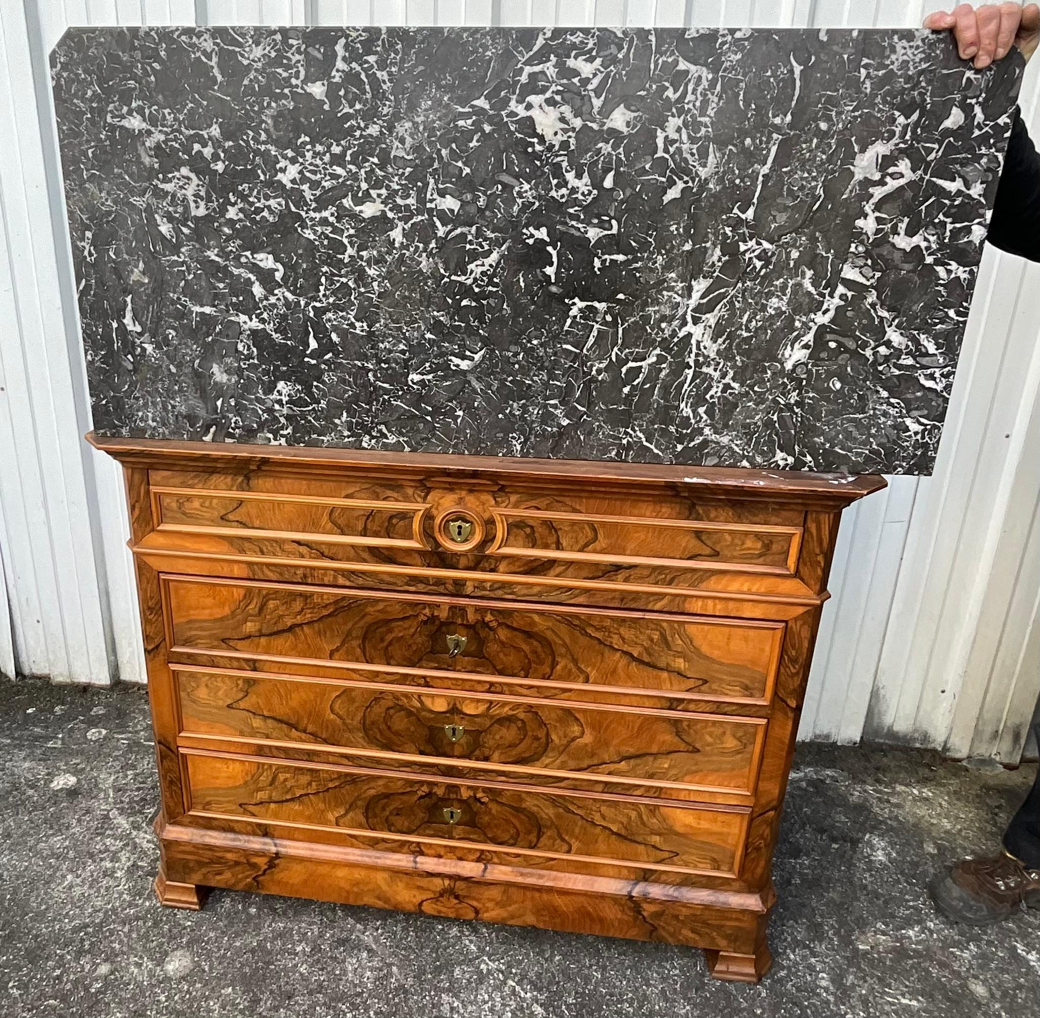 Commode in radica di noce Louis Philippe Fine 19° secolo in vendita 8