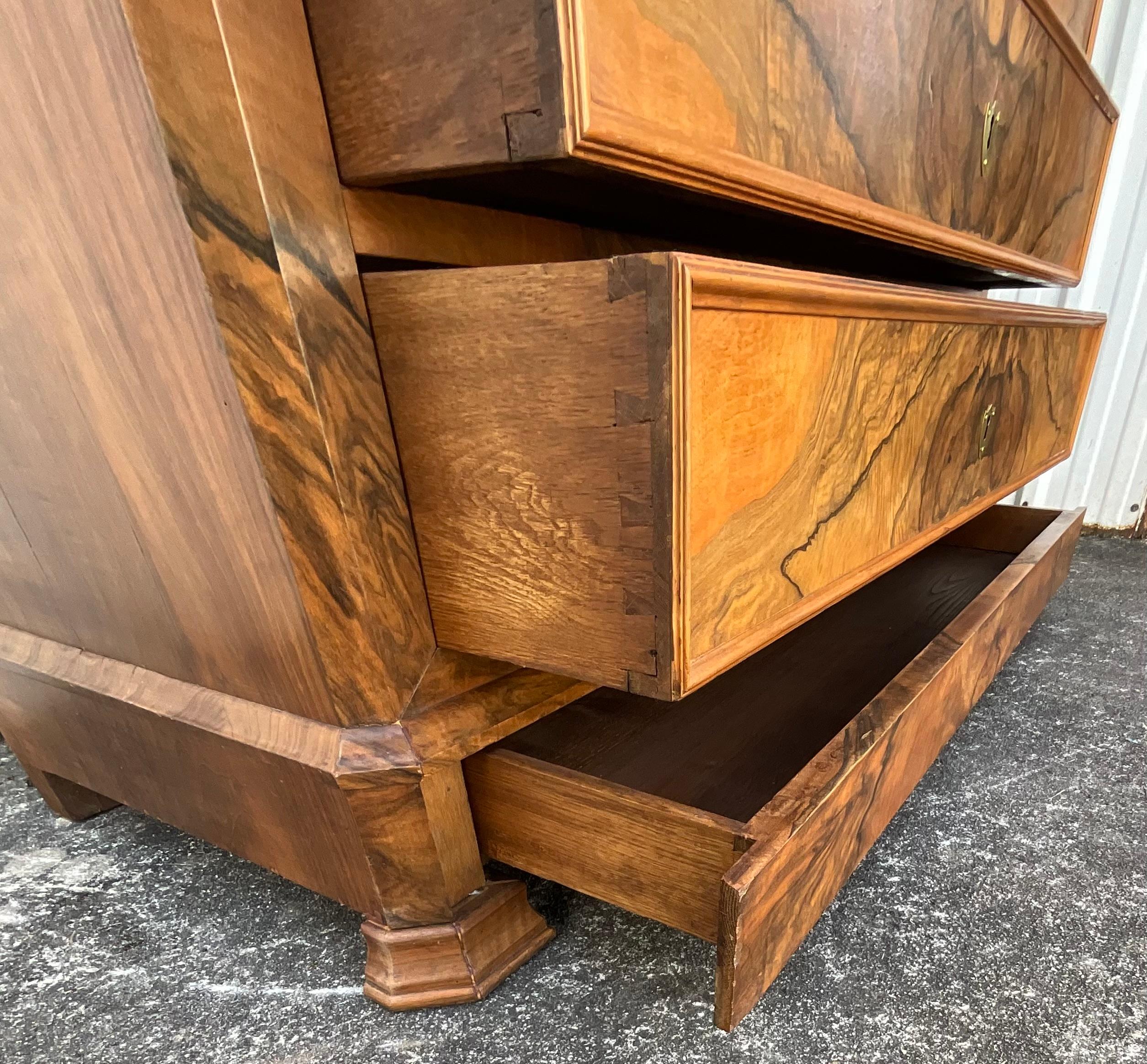 Commode in radica di noce Louis Philippe Fine 19° secolo in vendita 10