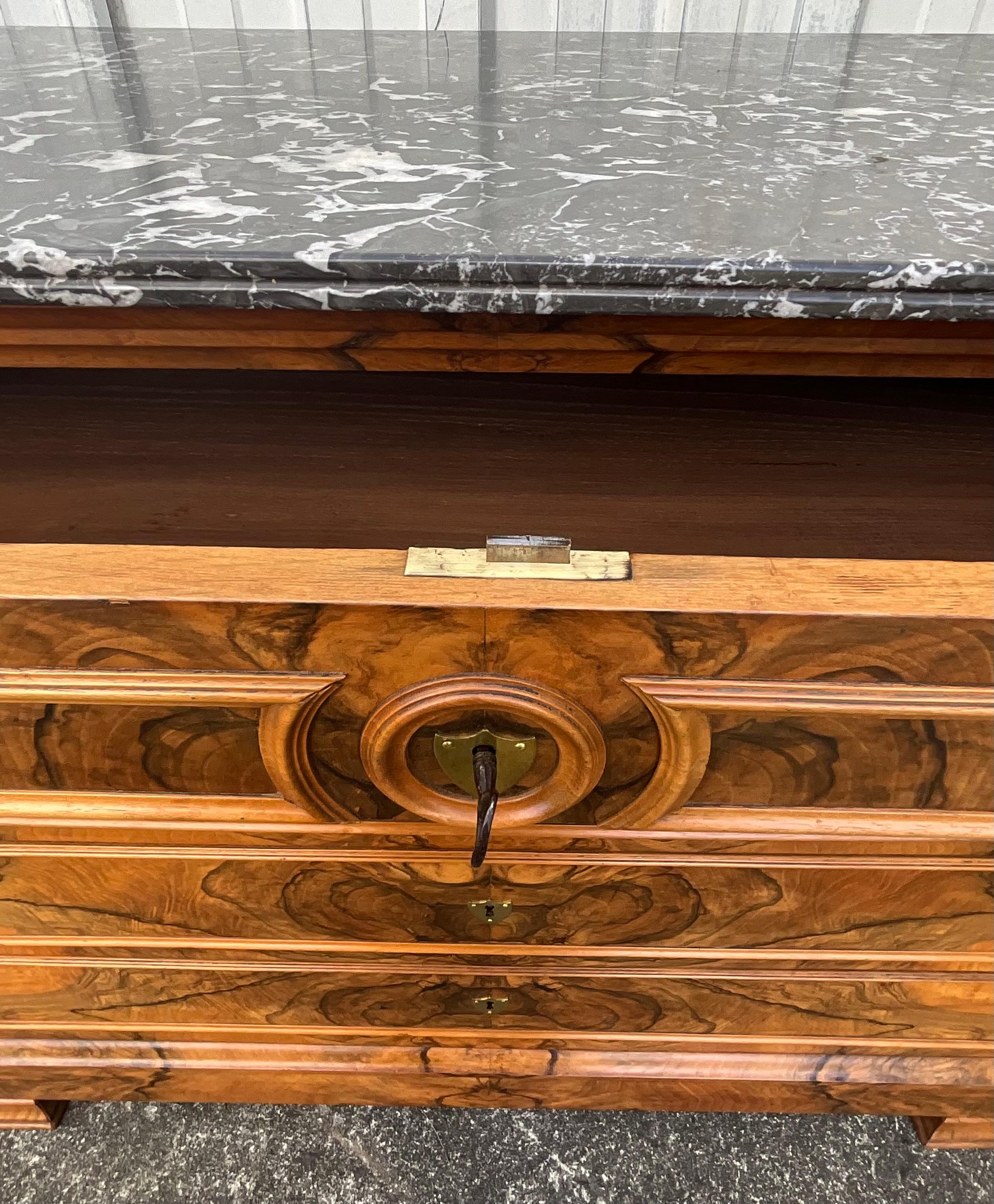 French chest of drawers Louis Philippe late 19th century. The wood is of the bramble of walnut.

Walnut brambles are flamed because they have many aesthetic designs. These drawings have complex, highly contrasting patterns and intricate veins on a