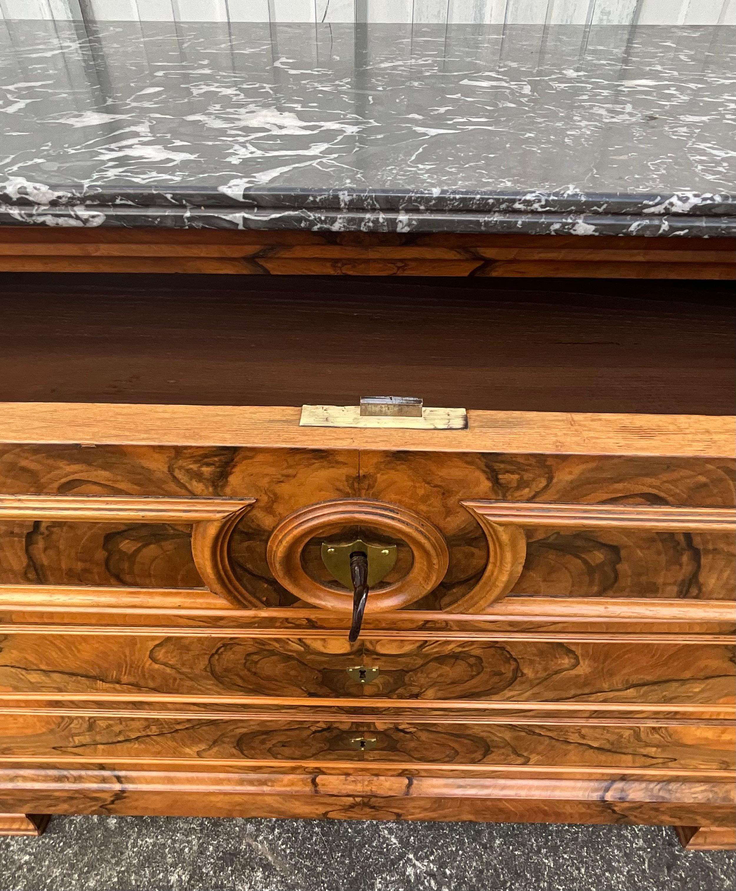 Porta un'eleganza senza tempo nella tua casa con questo eccezionale pezzo di storia francese.

Questa cassettiera Louis Philippe, realizzata in radica di noce alla fine del XIX secolo, è più di un semplice mobile: è la testimonianza di un'epoca in