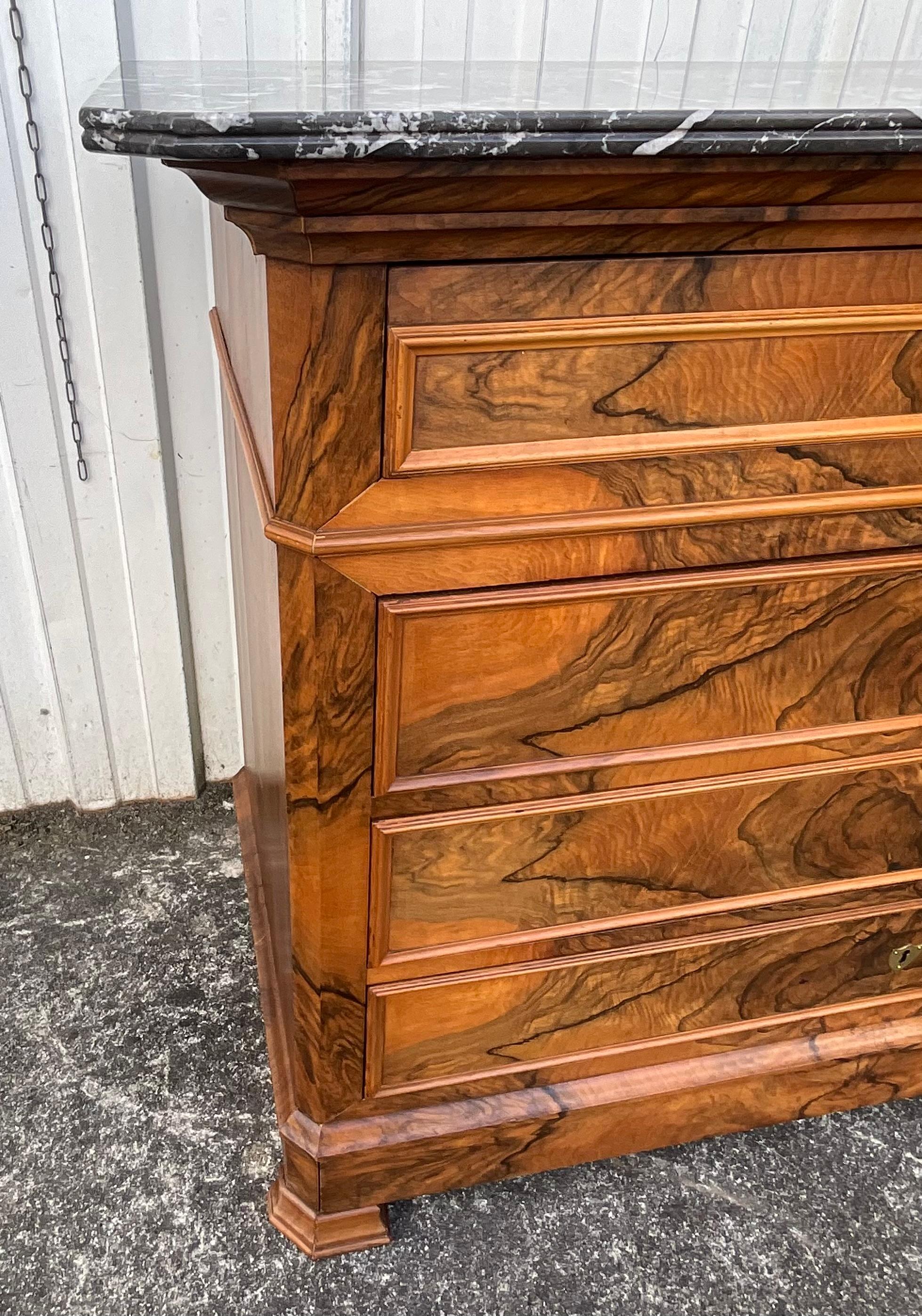 Commode in radica di noce Louis Philippe Fine 19° secolo In condizioni buone in vendita a SAINT-CLÉMENT-DE-LA-PLACE, FR