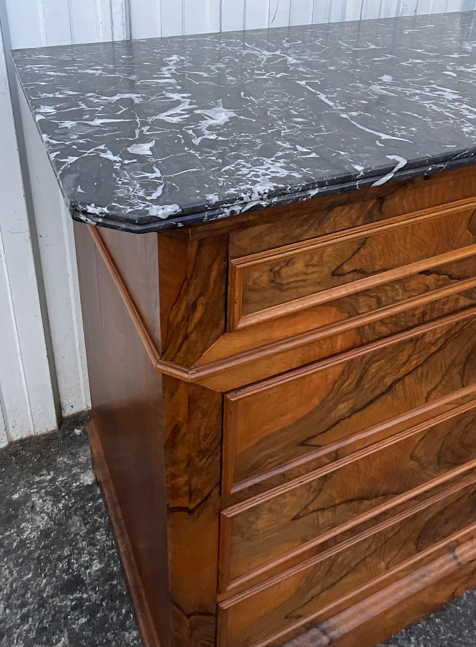 XIX secolo Commode in radica di noce Louis Philippe Fine 19° secolo in vendita