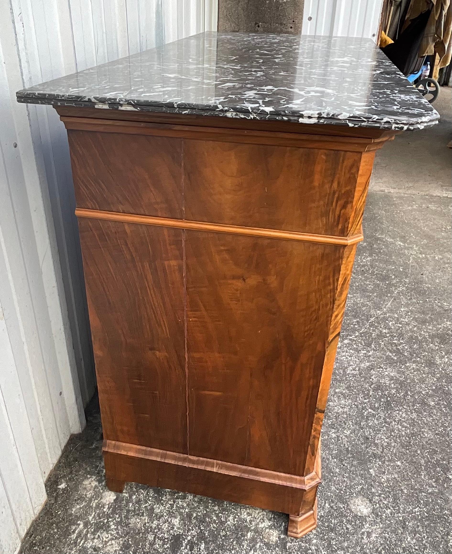Commode in radica di noce Louis Philippe Fine 19° secolo in vendita 1