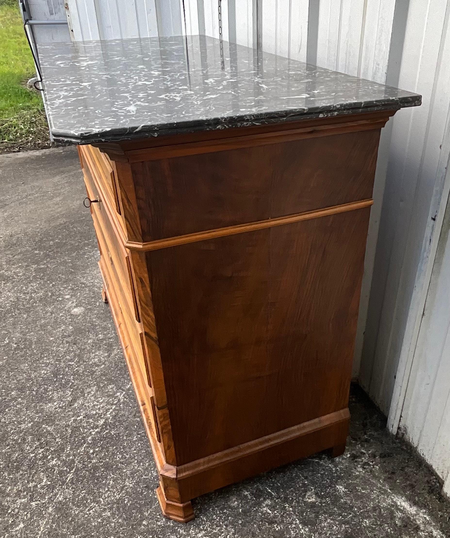 Commode in radica di noce Louis Philippe Fine 19° secolo in vendita 2