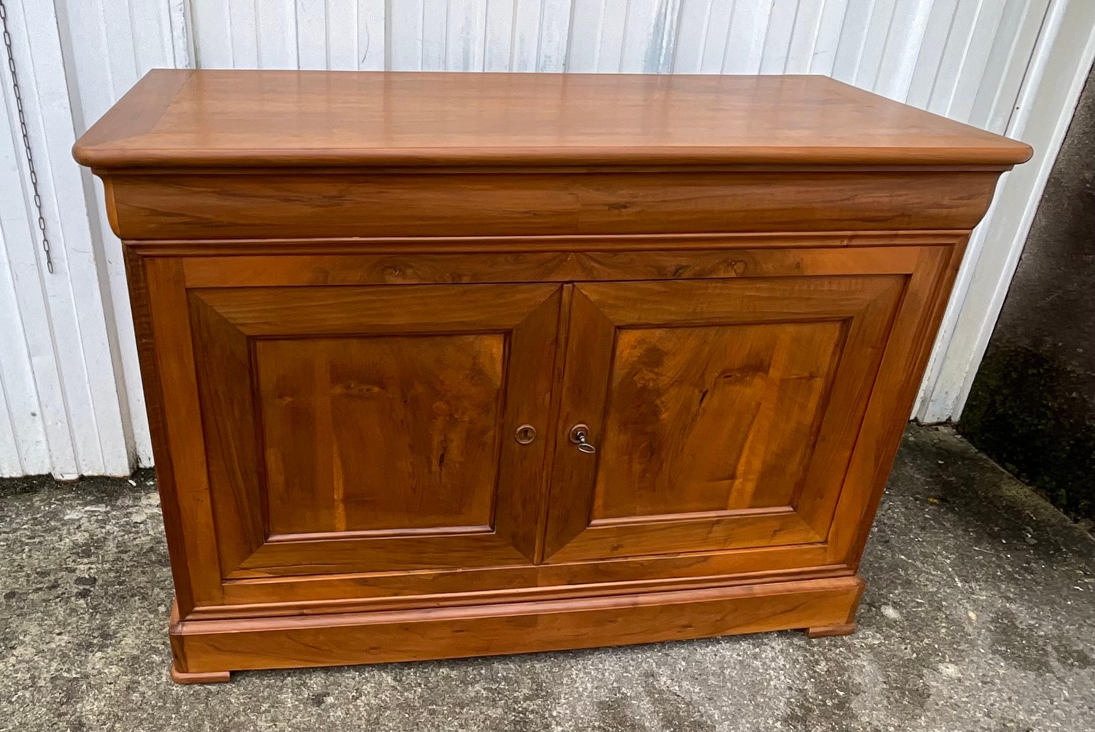 Buffet of support and chest in ronce of noyer end 19th century Louis Philippe

It opens on one side by two doors, thus revealing a shelf and on the other hand by a drawer hidden under the tray of furniture.

This furniture is ideal for storing heavy