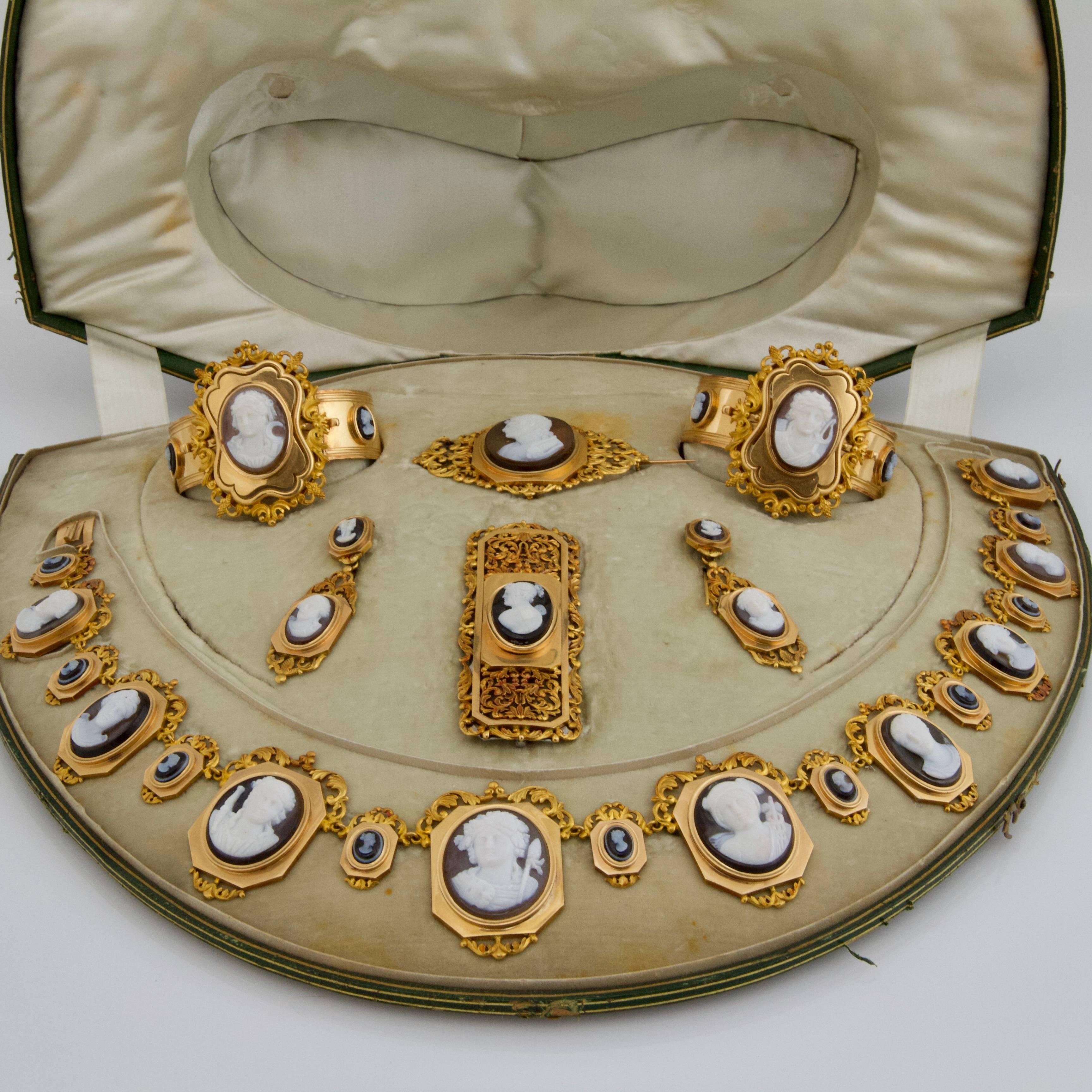 Comprising seven pieces, two bangles, a necklace, a buckle, a brooch and earrings pendants. Set with 30 agate-nicolo cameo on yellow gold.
Cameo representing a large range of mythological divinities, on the brooch Terpsichore, on the bangles Artemis