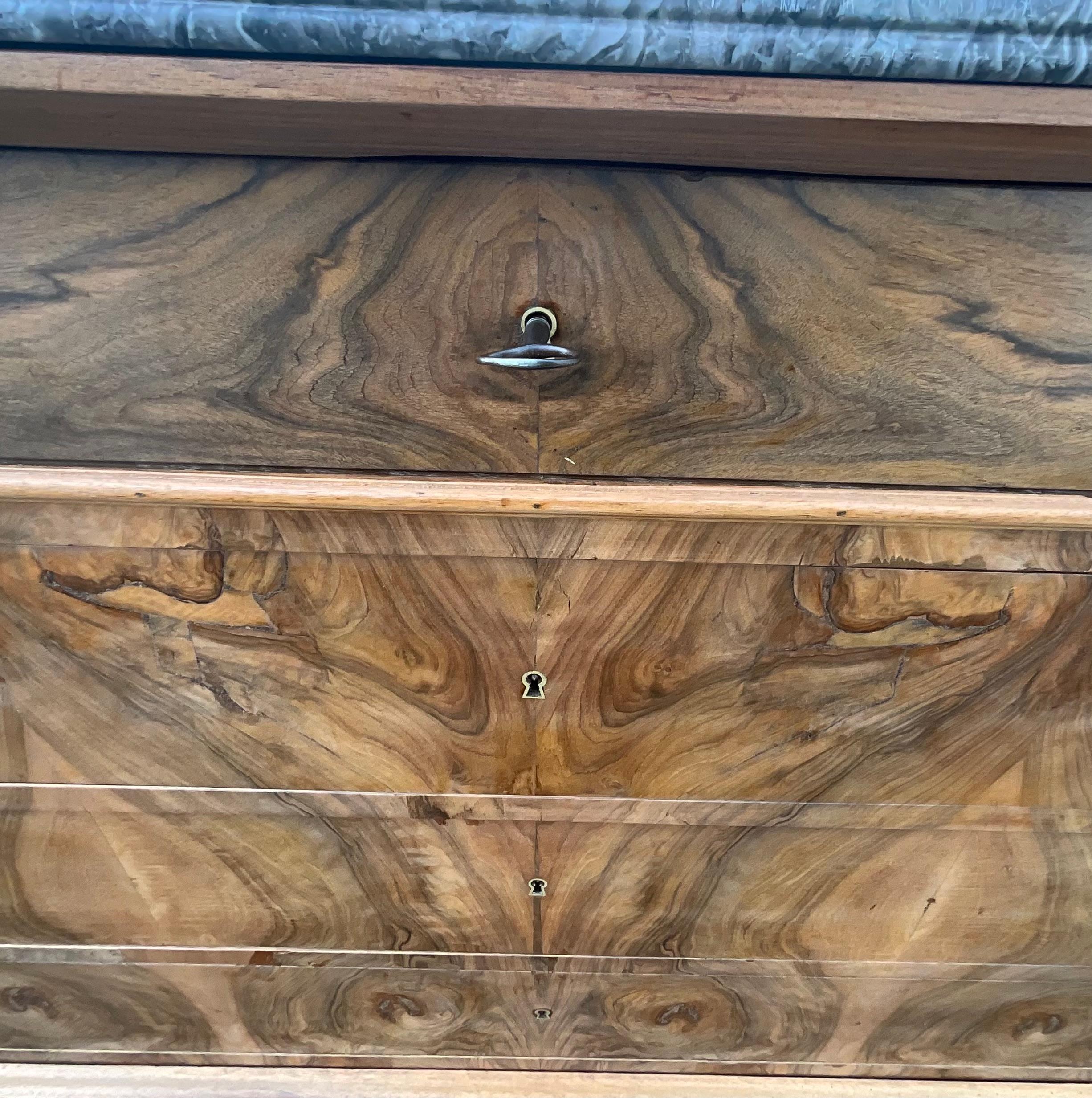 Questa maestosa cassettiera in stile Louis Philippe, risalente alla fine del XIX secolo, proviene da una bella residenza borghese della regione di Anjou, nella Valle della Loira.
 
 Questa cassettiera in radica di noce è un pezzo raro e autentico