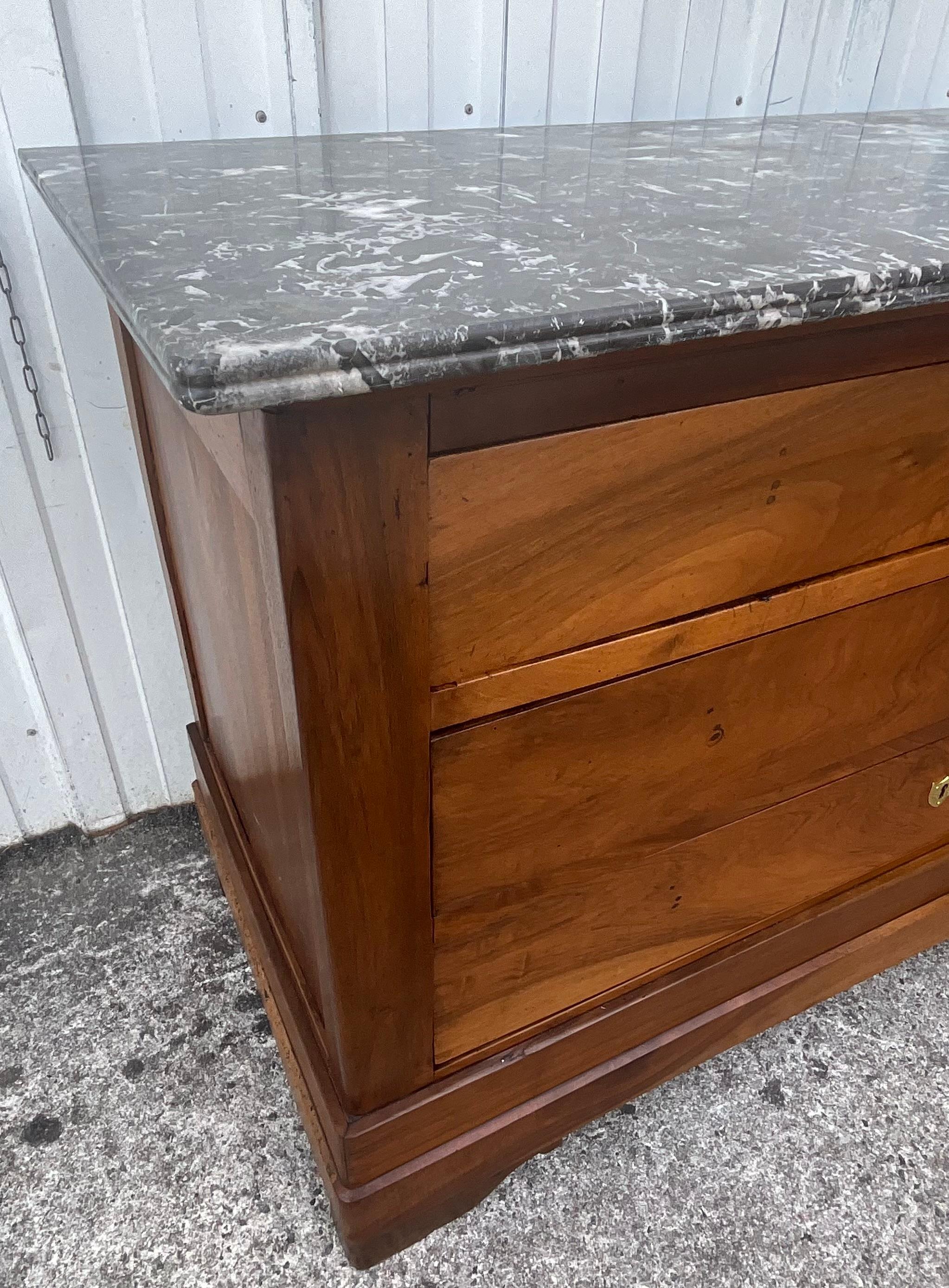 Louis Philippe commode in the late 19th century

This chest of drawers is equipped with three drawers mounted in a dovetail, ensuring perfect solidity. The drawers can be opened daily and contain many sometimes heavy objects. They slide perfectly.
