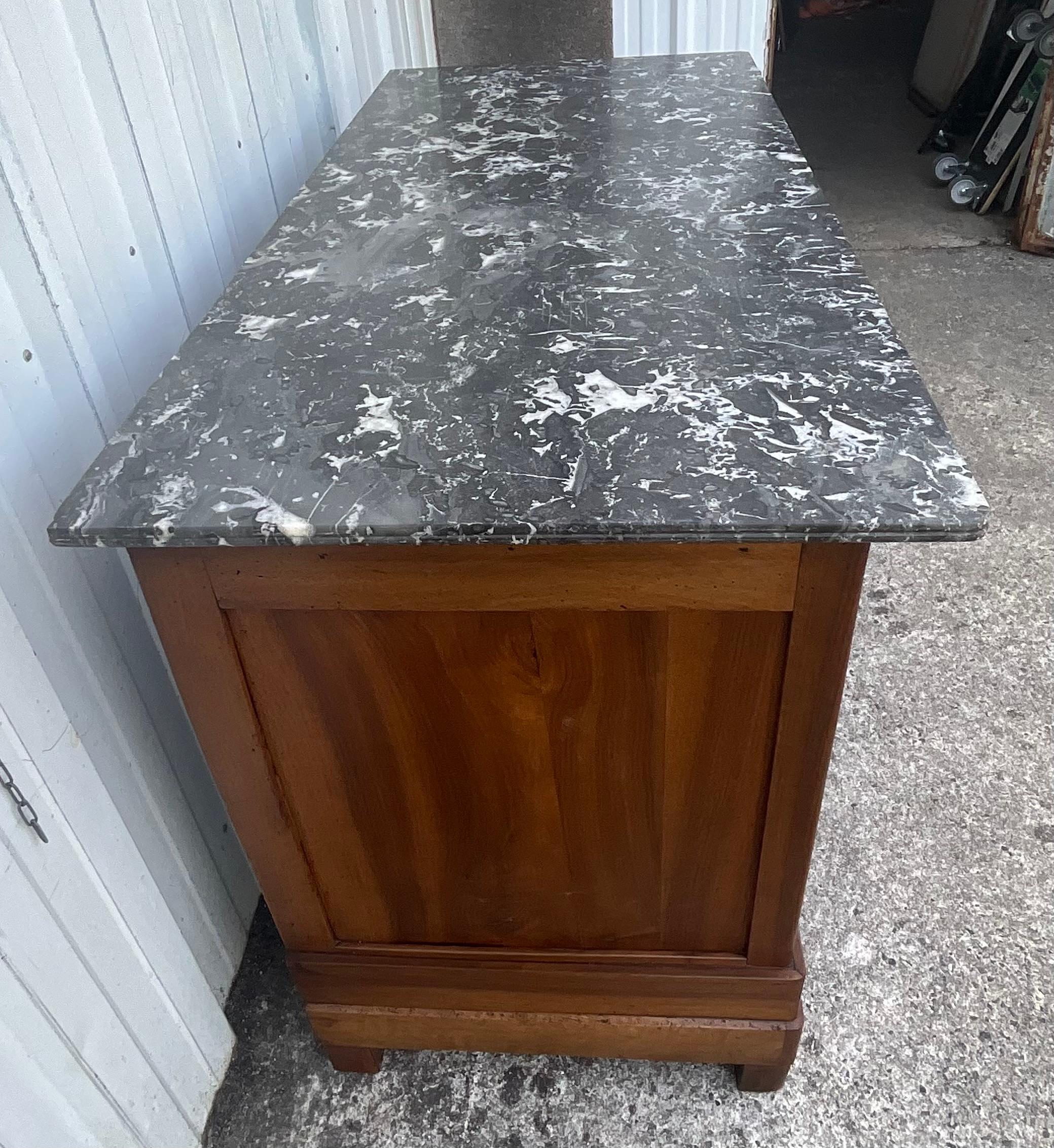 Louis Philippe Chest Of Drawers In Burl Walnut Late 19th In Good Condition In SAINT-CLÉMENT-DE-LA-PLACE, FR