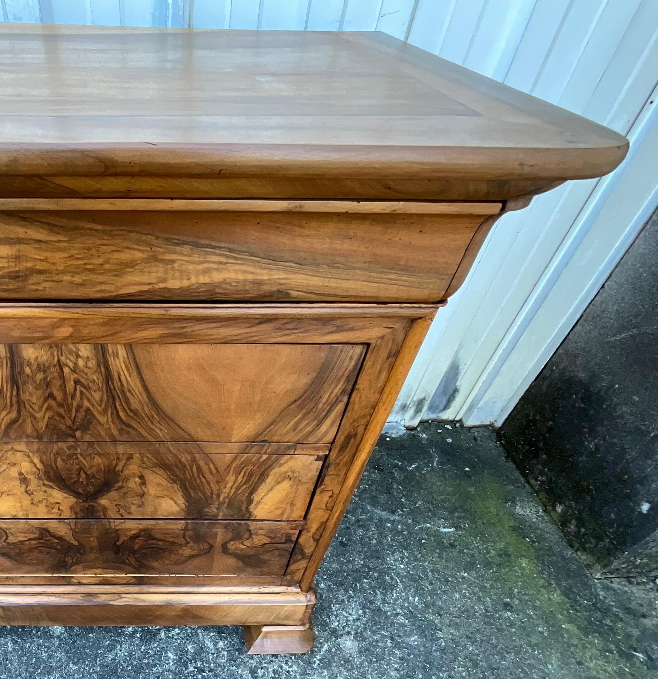 Cassettiera Louis Philippe in radica di noce, metà del XIX secolo in vendita 3