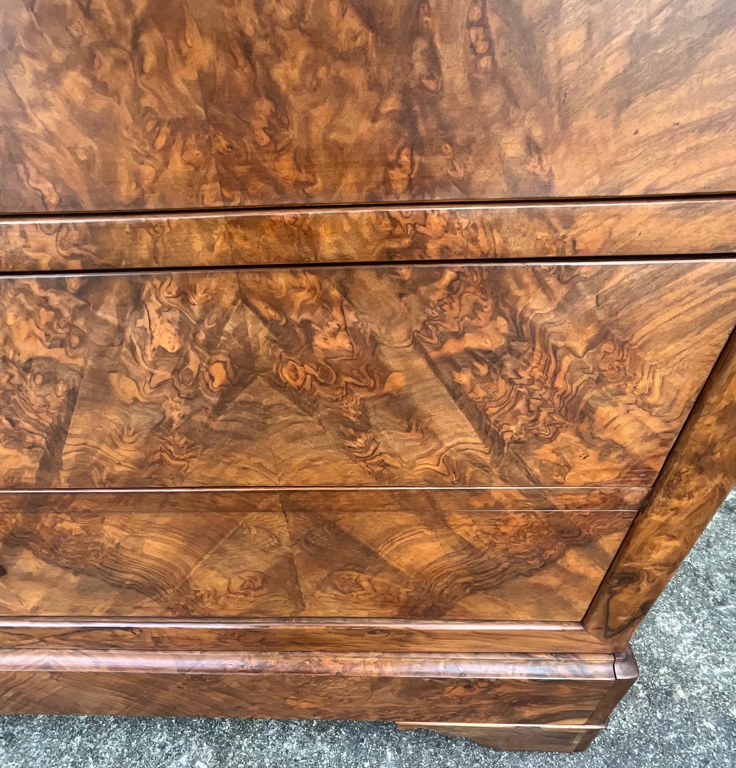 Commode Louis Philippe en ronce de noyer, marbre de Saint-anne, milieu du 19ème siècle en vente 3