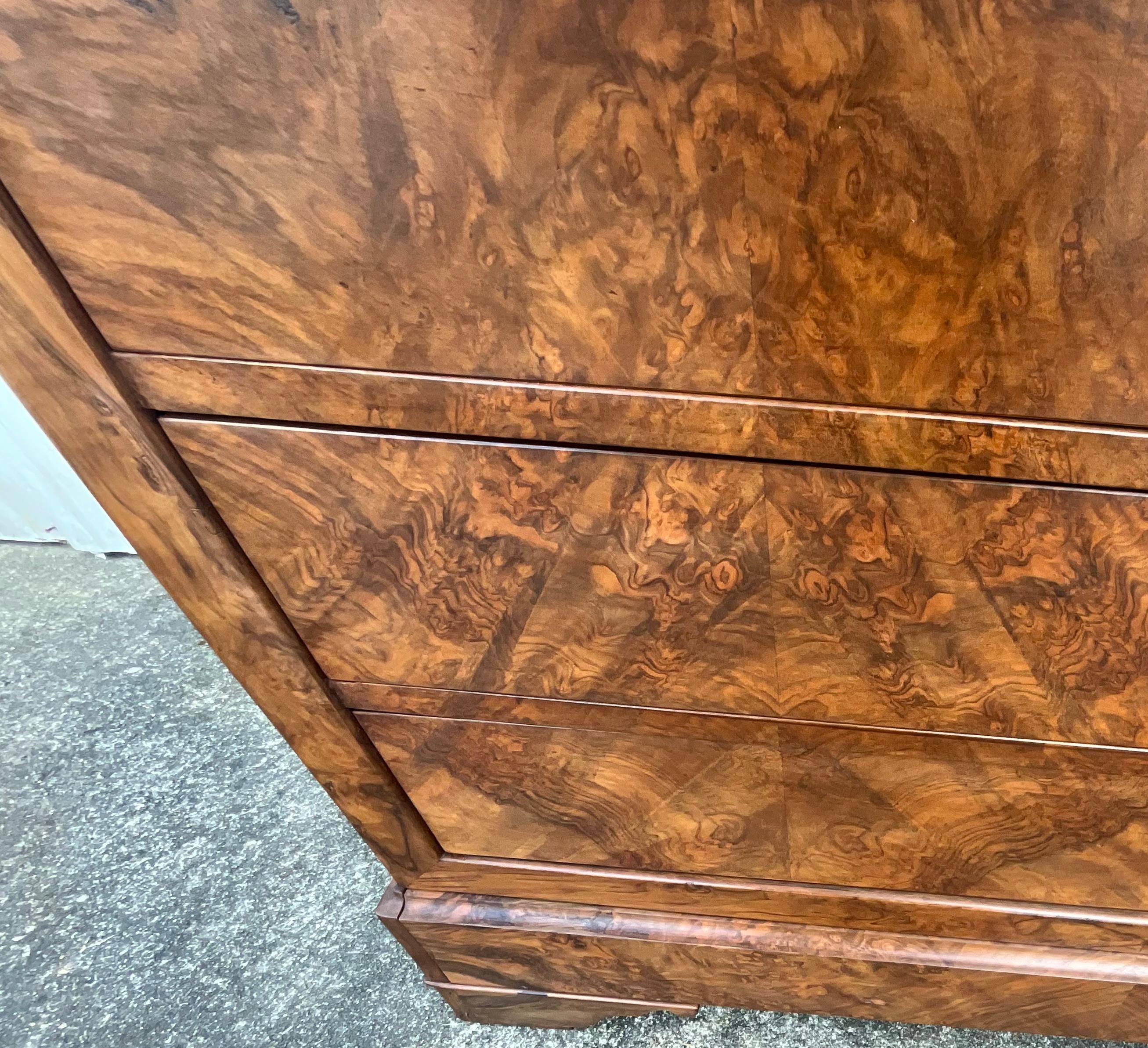 Commode Louis Philippe en ronce de noyer, marbre de Saint-anne, milieu du 19ème siècle en vente 4