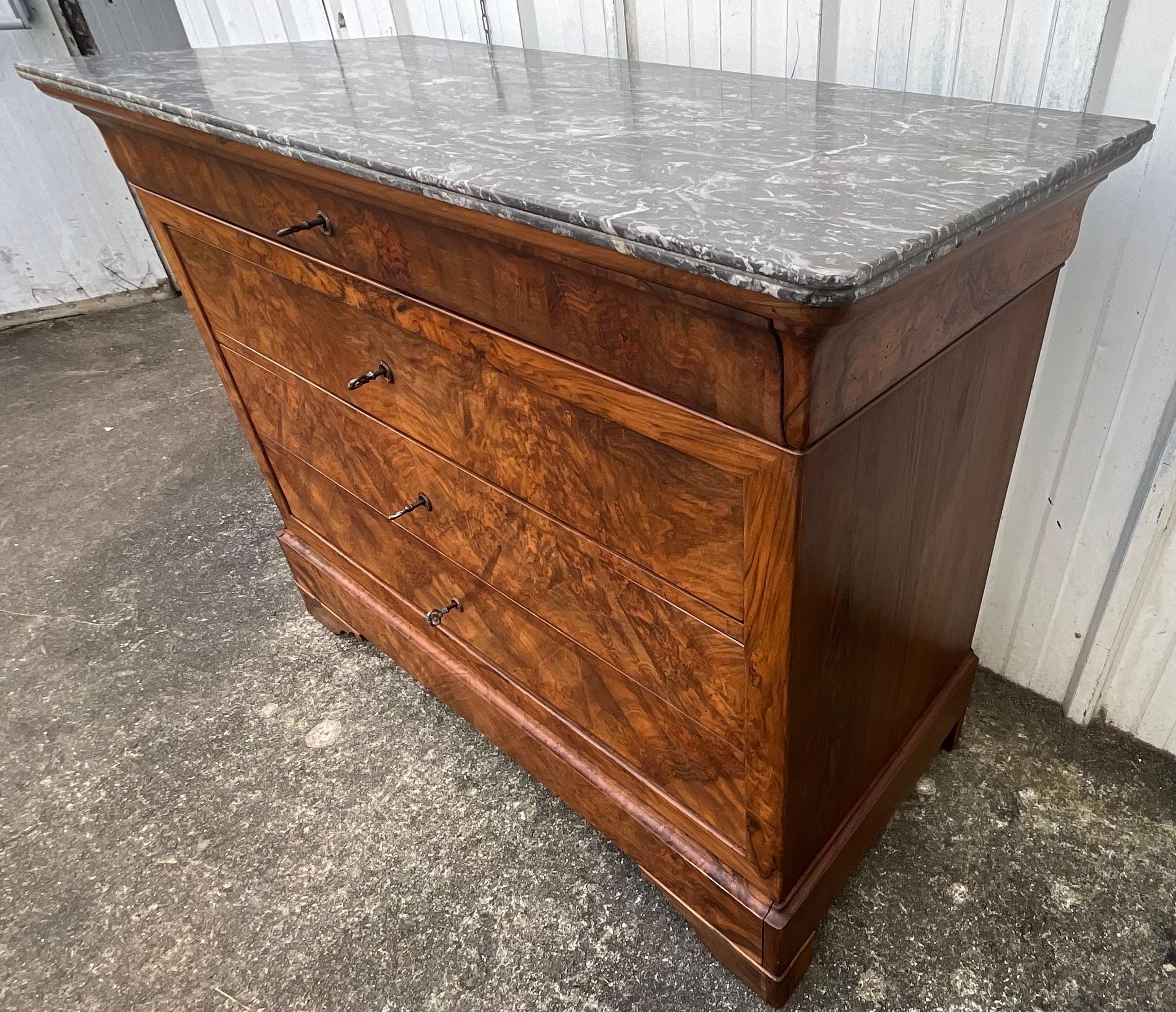 Commode Louis Philippe en ronce de noyer, marbre de Saint-anne, milieu du 19ème siècle en vente 5
