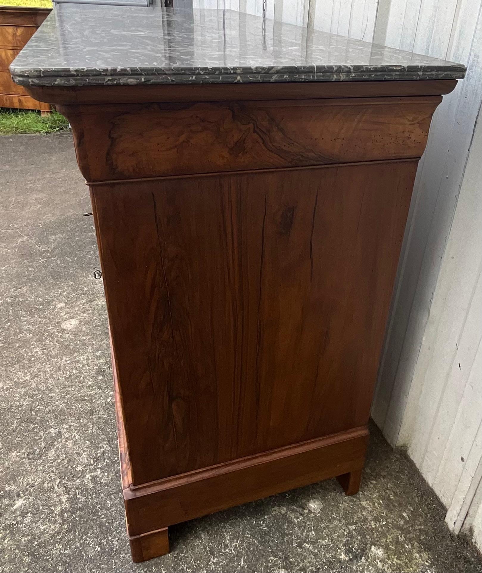 Commode Louis Philippe en ronce de noyer, marbre de Saint-anne, milieu du 19ème siècle en vente 6