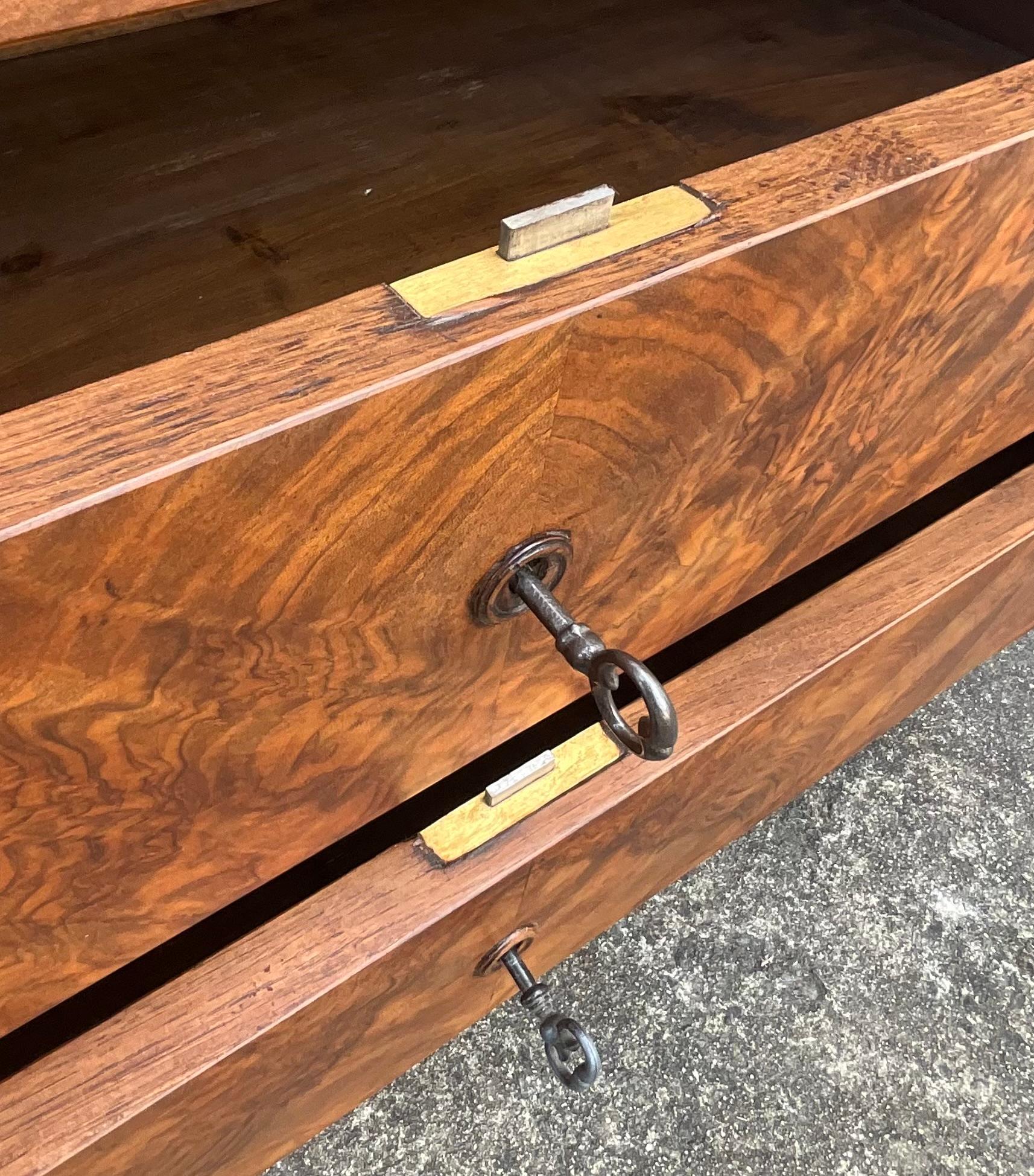 Commode Louis Philippe en ronce de noyer, marbre de Saint-anne, milieu du 19ème siècle en vente 8