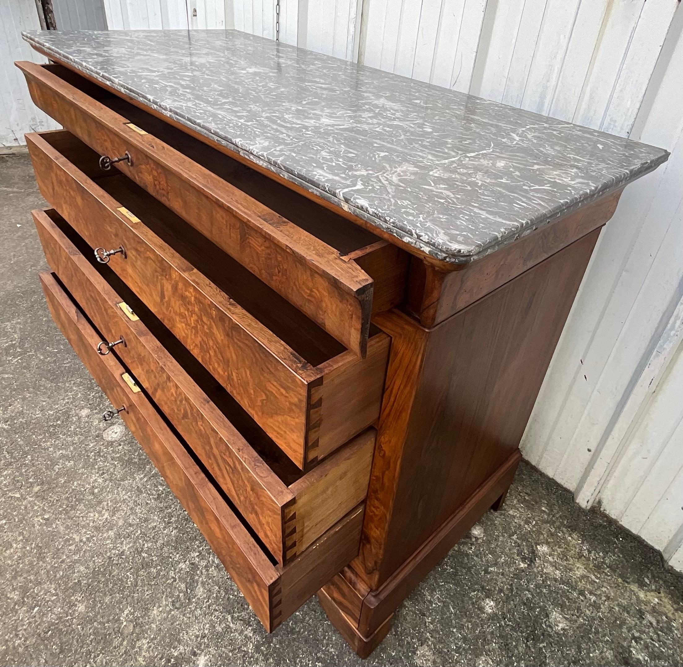 Commode Louis Philippe en ronce de noyer, marbre de Saint-anne, milieu du 19ème siècle en vente 9