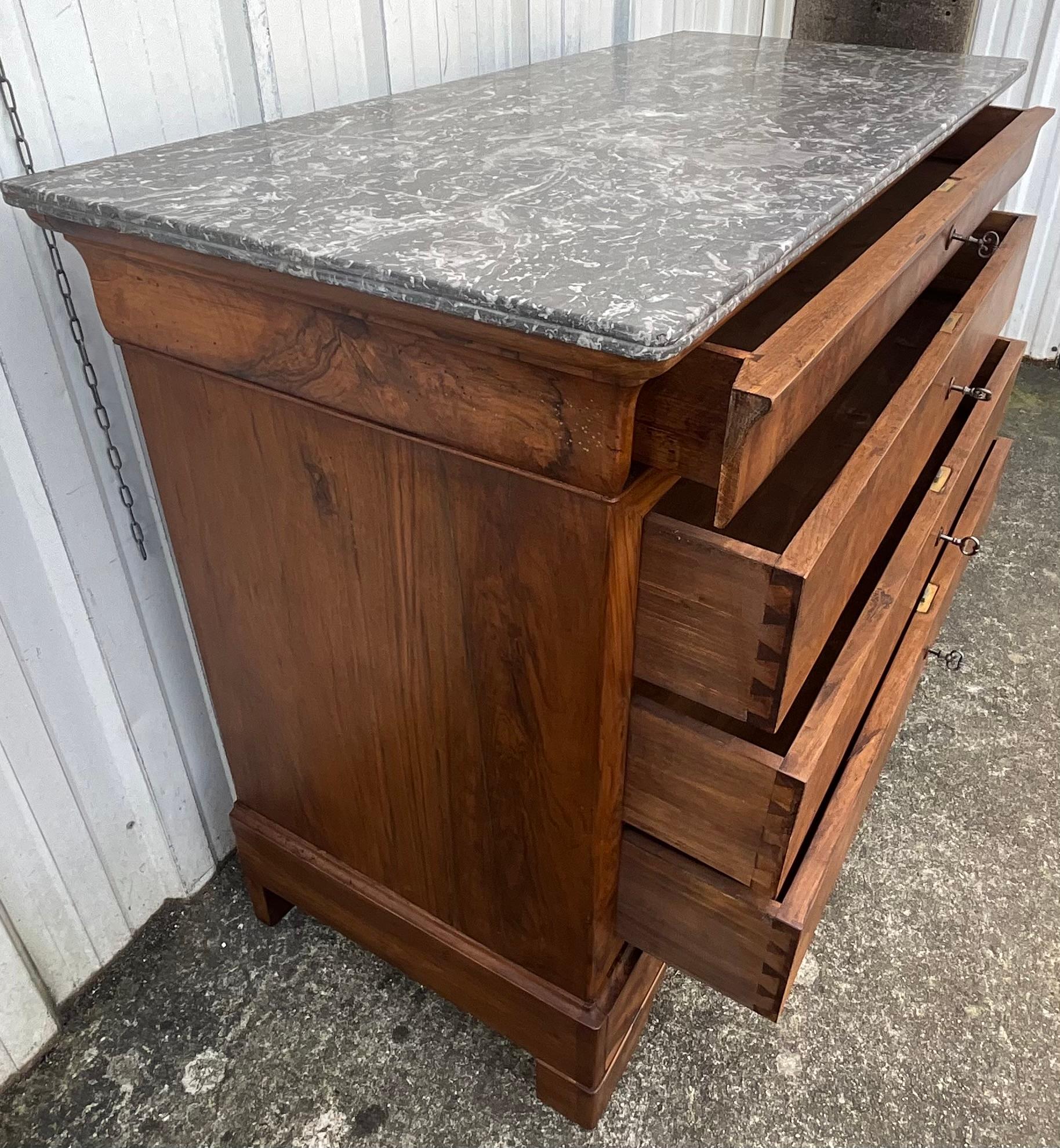 Commode Louis Philippe en ronce de noyer, marbre de Saint-anne, milieu du 19ème siècle en vente 10