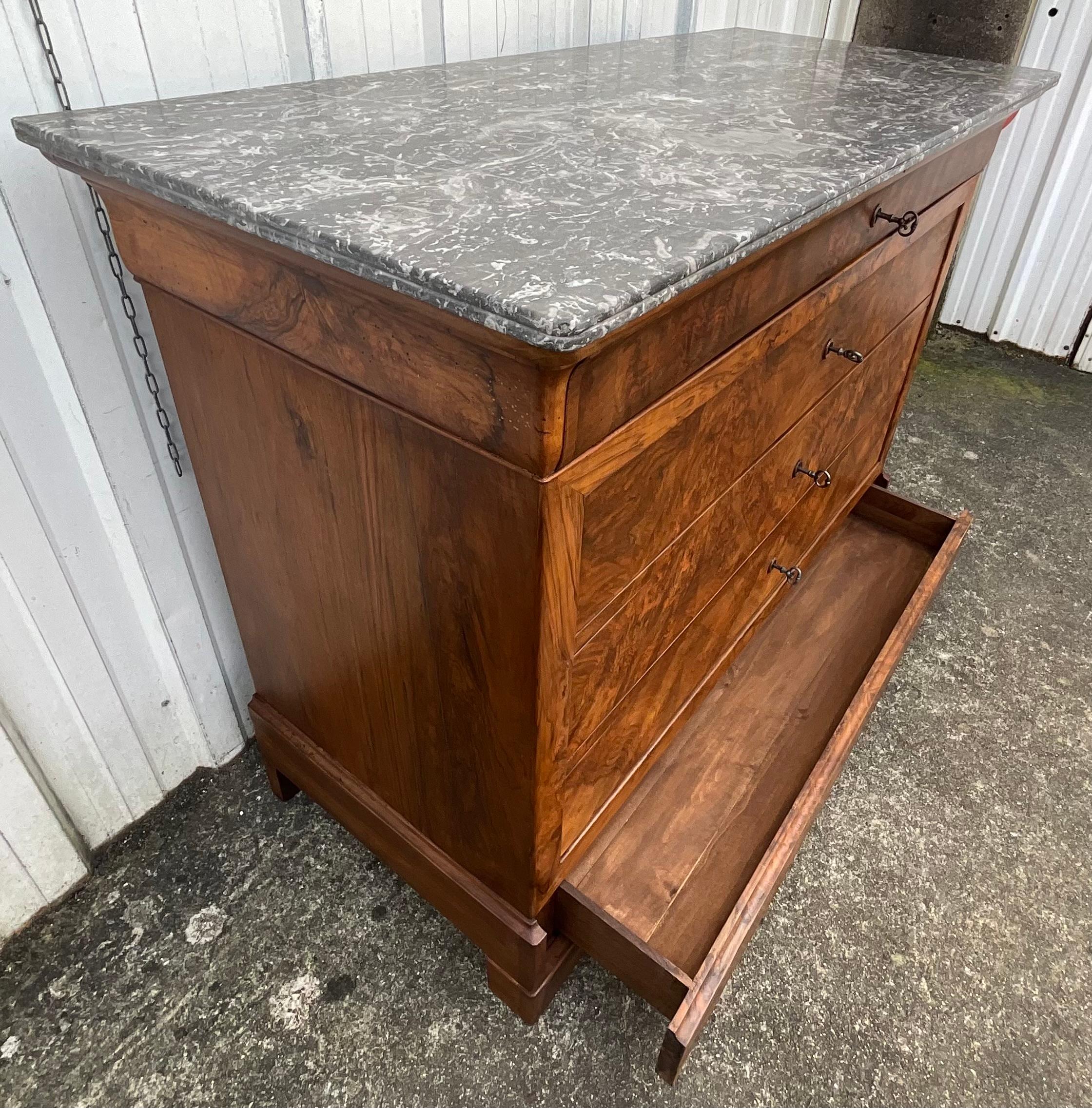 Commode Louis Philippe en ronce de noyer, marbre de Saint-anne, milieu du 19ème siècle en vente 11