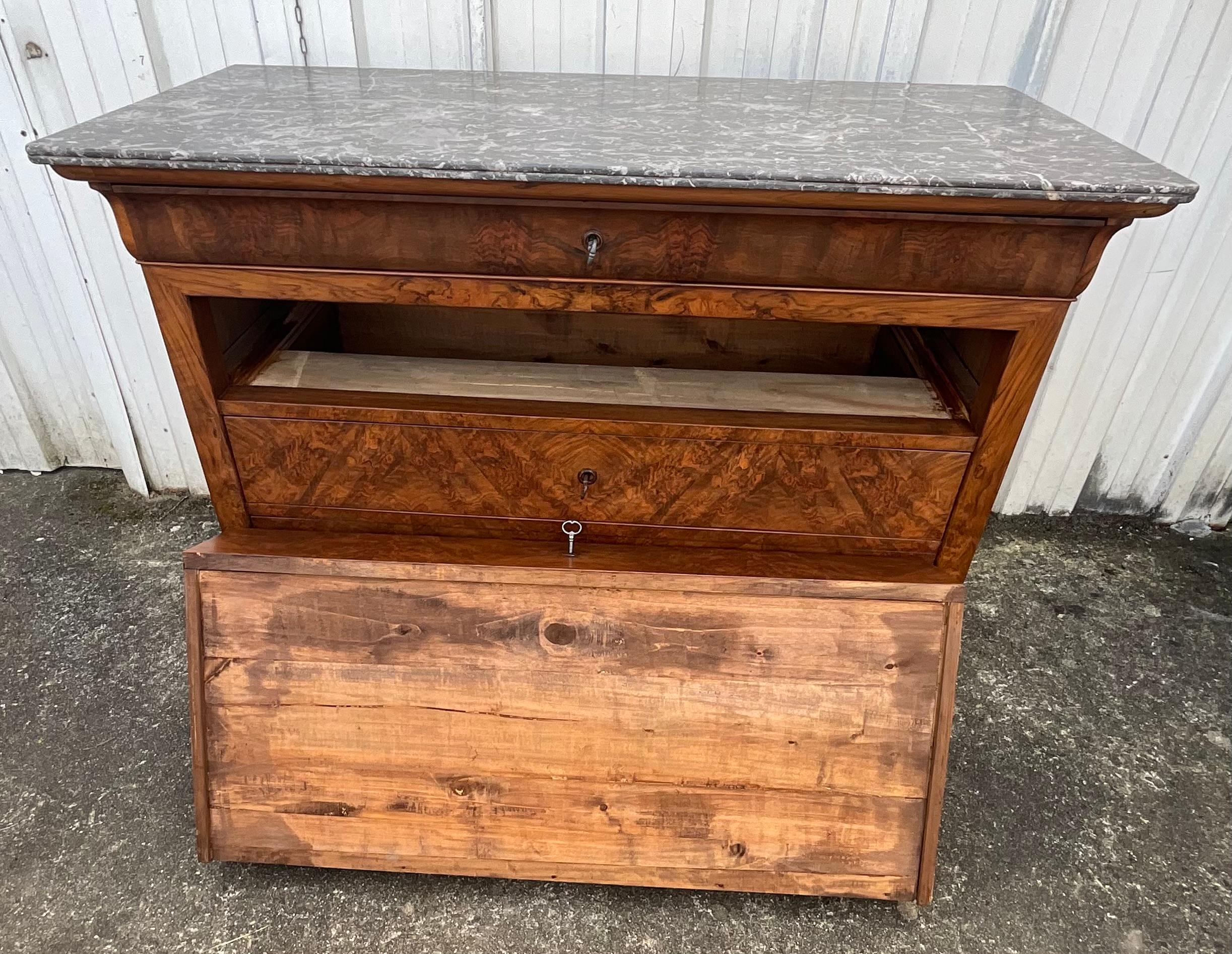 Commode Louis Philippe en ronce de noyer, marbre de Saint-anne, milieu du 19ème siècle en vente 12