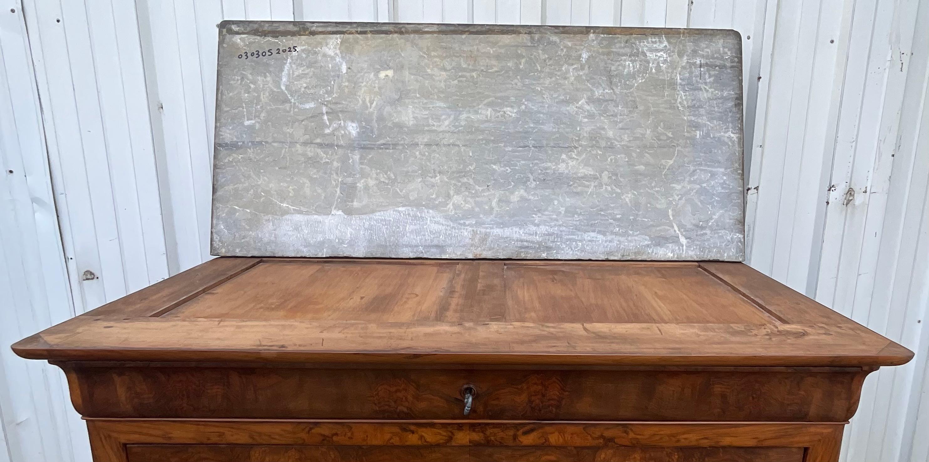 Commode Louis Philippe en ronce de noyer, marbre de Saint-anne, milieu du 19ème siècle en vente 13